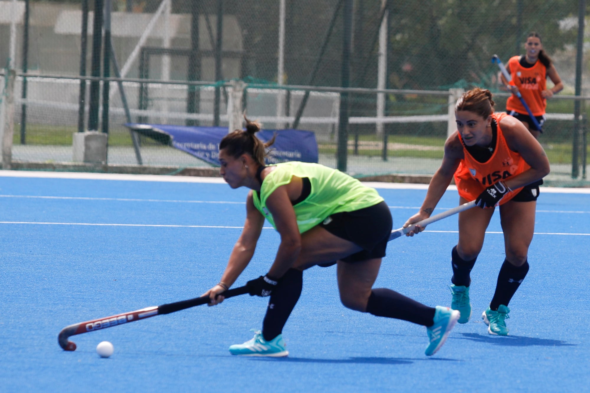 Las Leonas, en la cancha del Centro Nacional de Alto Rendimiento Deportivo (Cenard): la carpeta sufrió deterioros y fue arreglada