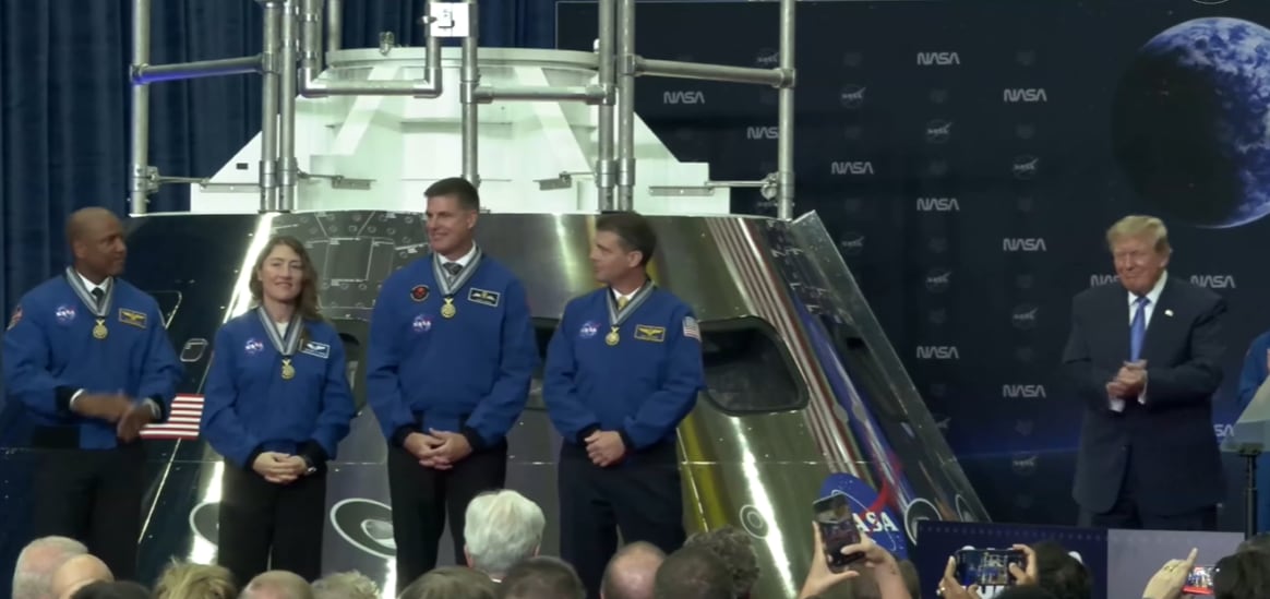 Donald Trump le entregó una Medalla de Honor Espacial del Congreso a cada tripulante