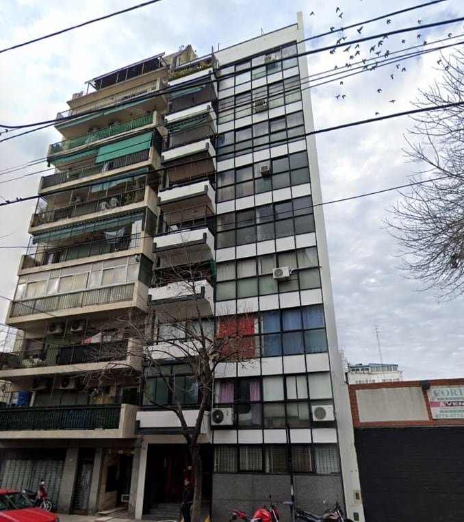 El departamento de dos ambientes se encuentra en el noveno piso sobre Santiago del Estero 1300