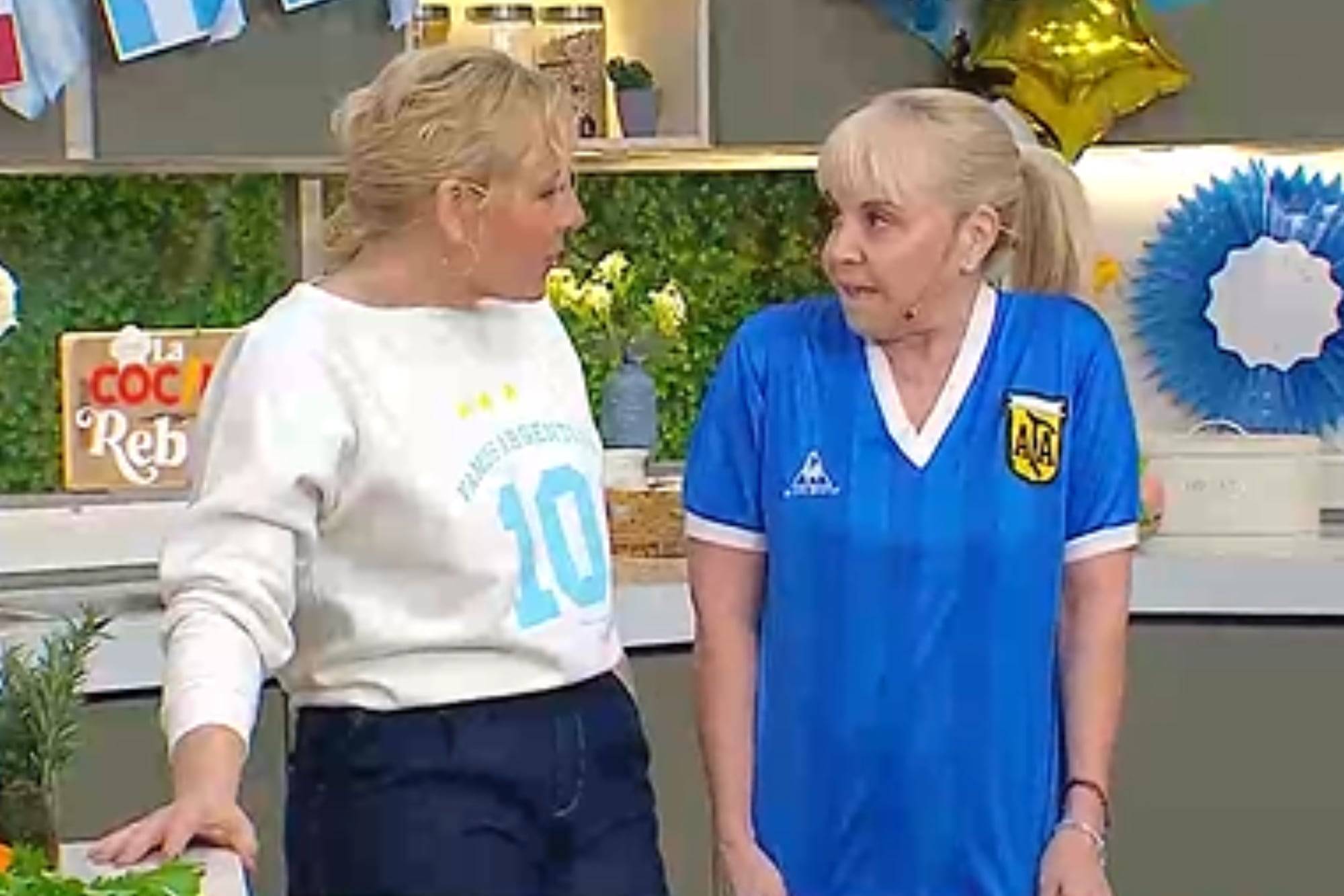 Claudia Villafañe vistió la camiseta que usó Maradona en el partido de cuartos de final de México 86 ante Inglaterra (Foto: Captura de video / eltrece)
