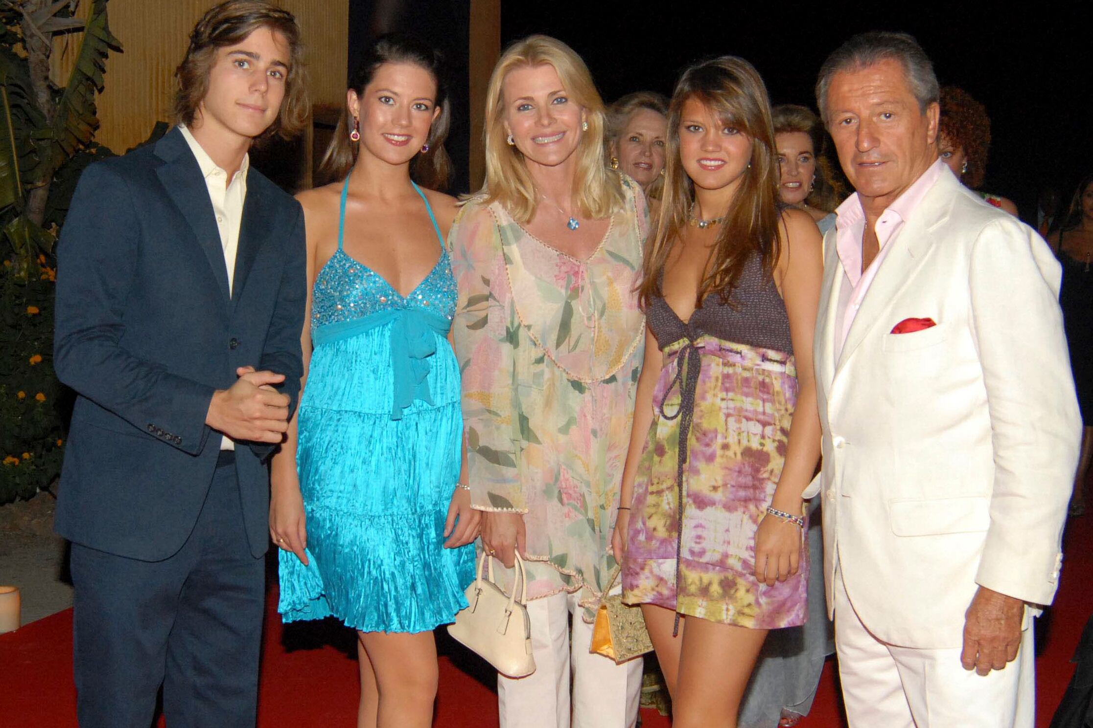 Philippe formó una familia en 1987 junto a la modelo danesa Nina Wendelboe-Larsen (en el centro de la foto) y fue alejándose de la vida nocturna. Con ella tuvo tres hijos: Alexis, Victoria e Isabelle