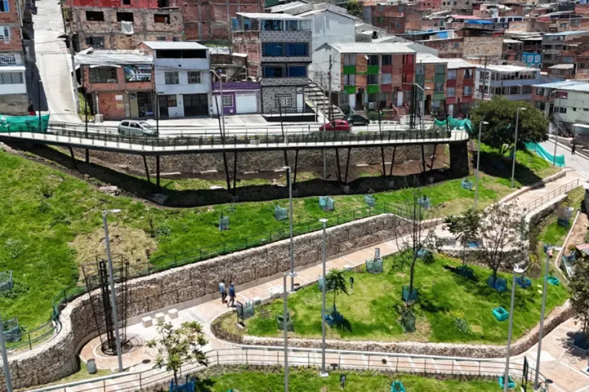 El modelo utiliza infraestructura natural para gestionar el agua de lluvia, reducir inundaciones y mejorar la resiliencia