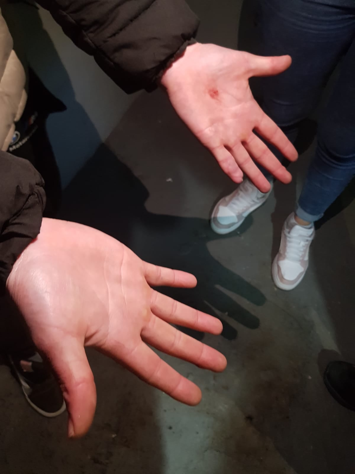 La familia de la víctima lo desmintió. Un joven de 26 años falleció de un disparo y un amigo le dijo a la Policía que se le escapó un tiro al manipular un arma.