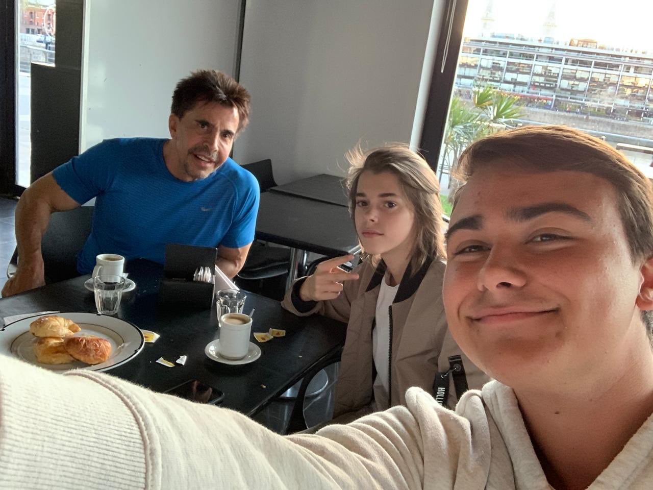 Gustavo Martínez junto a los Fort en una foto compartida en twitter