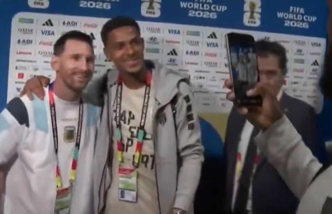 Los jugadores de Cabo Verde esperaron a Messi para pedirle fotos y su camiseta: "Adentro de la cancha me cag.. a patadas"