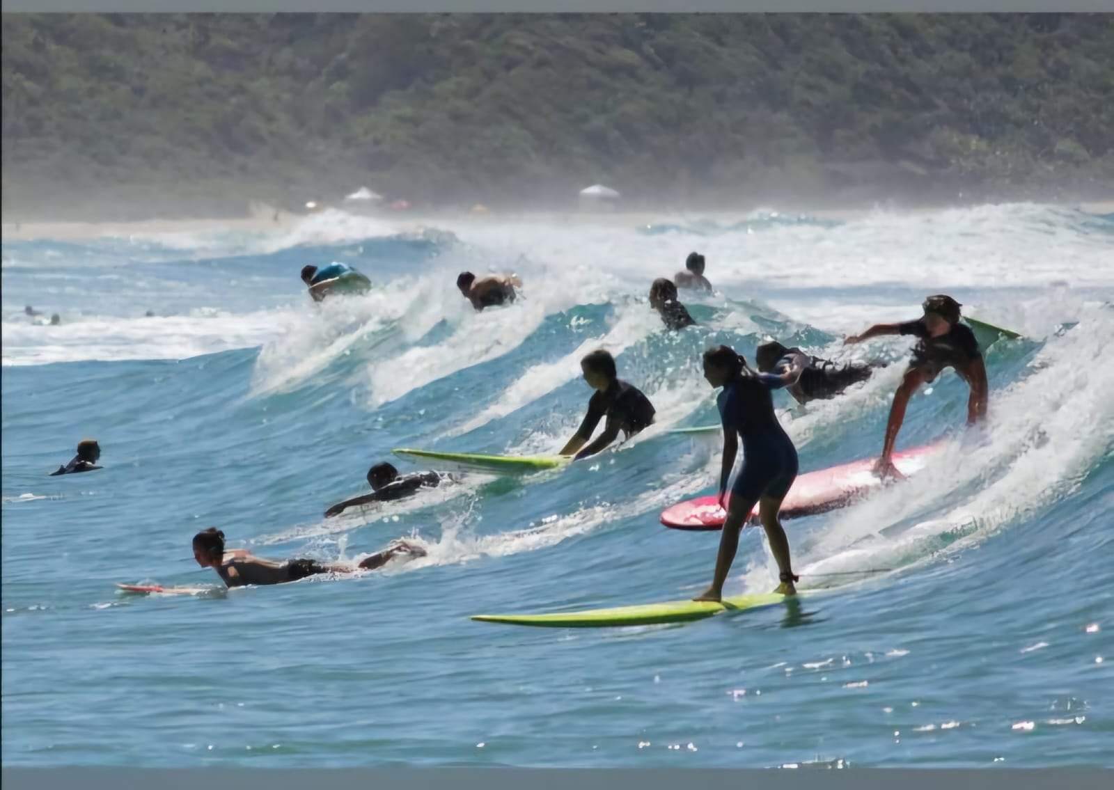 La escuela sigue invitando gratuitamente a niños del pueblo que se mezclan con los turistas