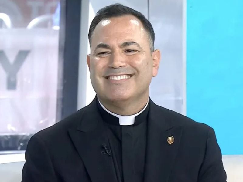 Era dueño de una de las empresas de cosméticos más famosas de EE.UU., pero recibió el llamado de Dios, lo dejó todo y se volvió sacerdote