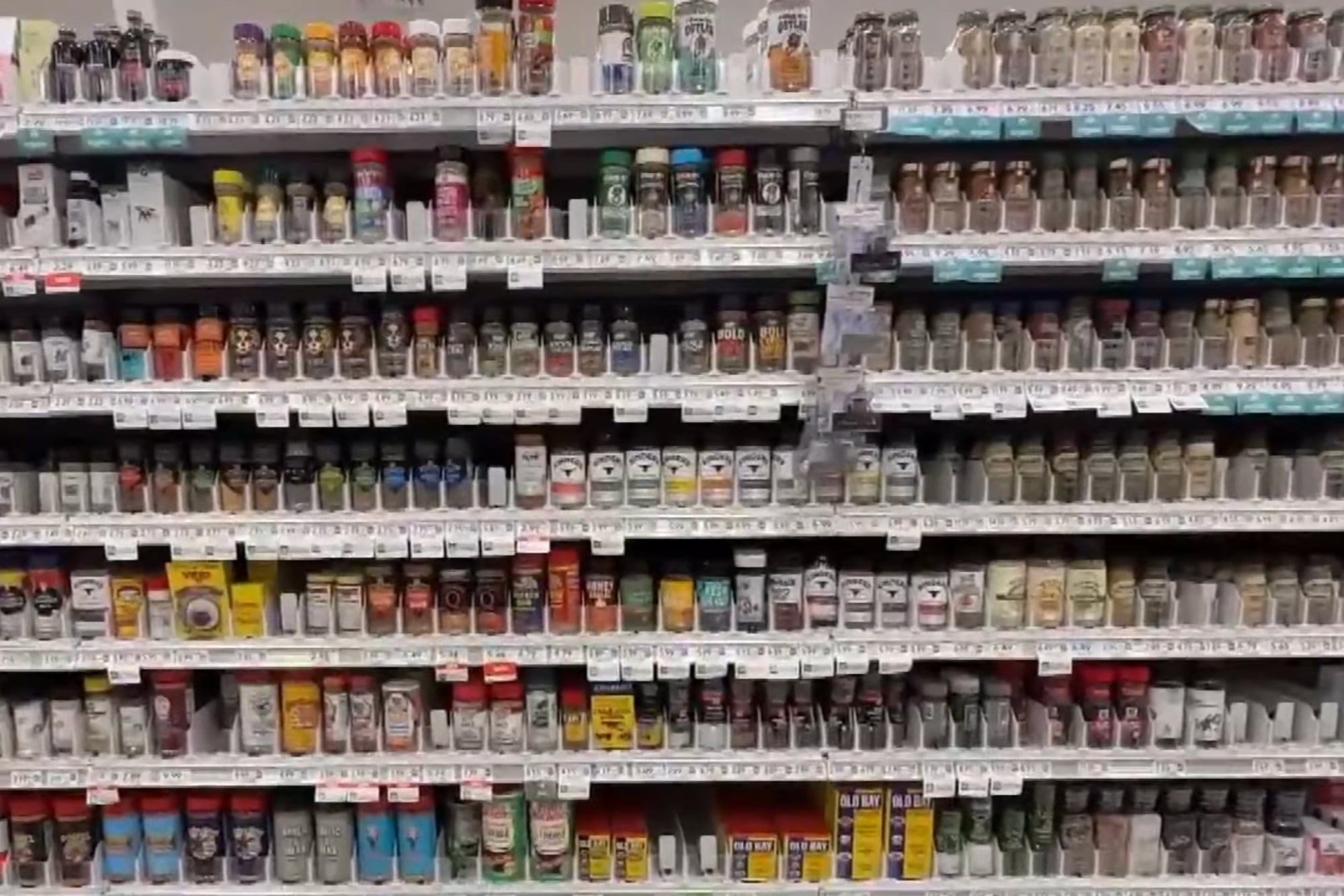 Usaban códigos de productos baratos para pagar menos por artículos más caros