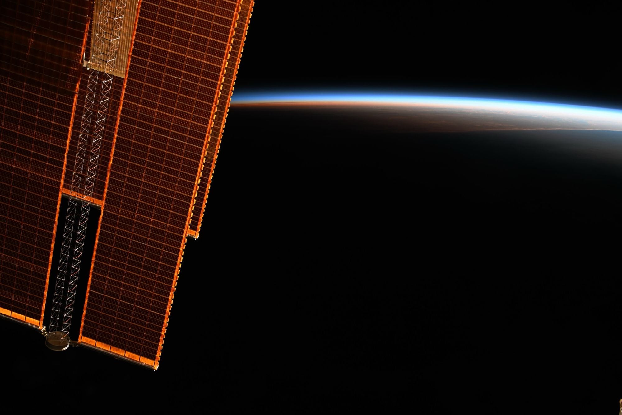 La astronauta Jessica Meir mostró una imagen del sol mientras se ponía detrás de uno de los paneles solares de la Estación Espacial Internacional