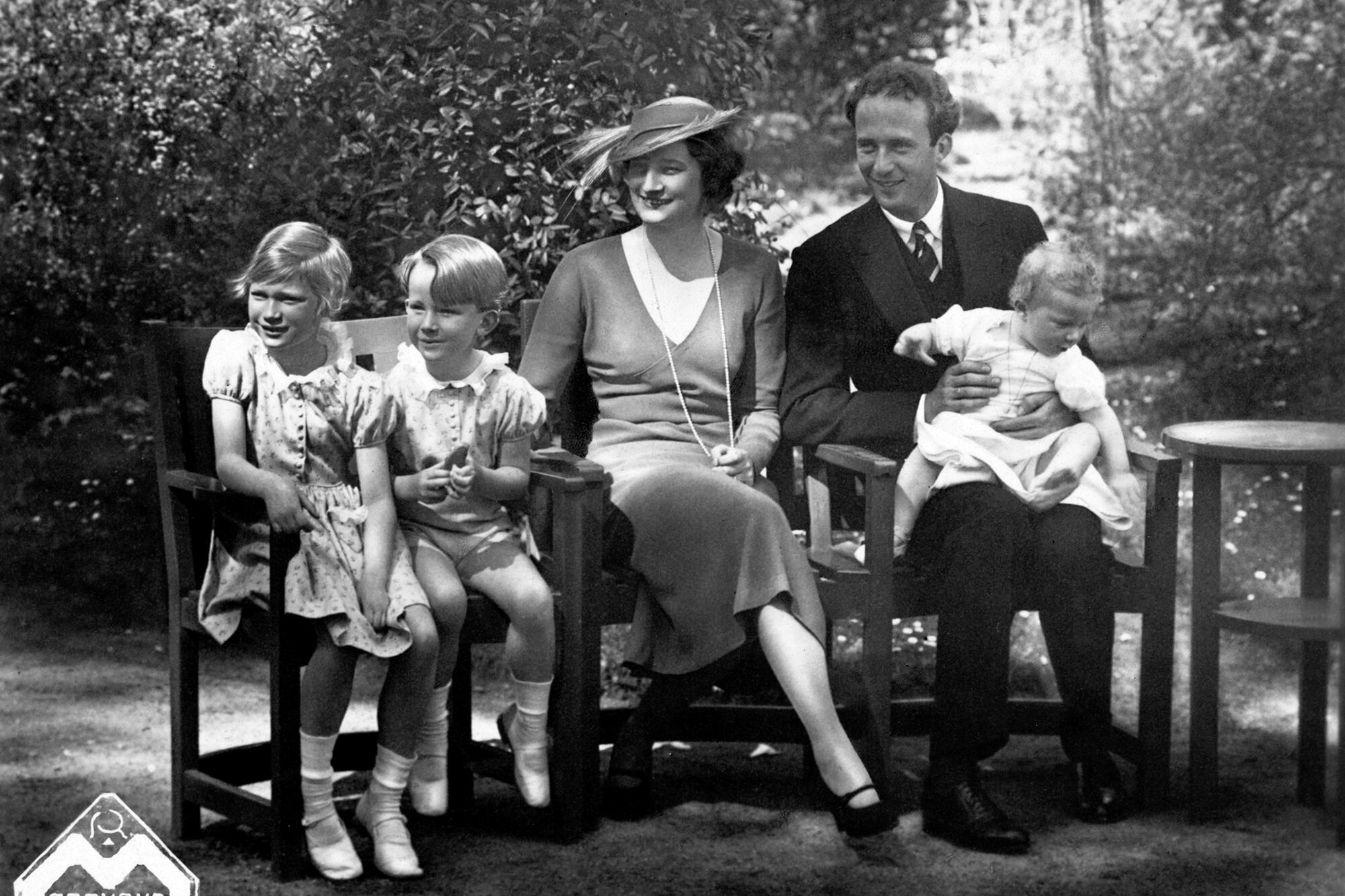 La reina Astrid y el rey Leopoldo III junto a sus tres hijos, la princesa Josefina Carlota y los futuros reyes, Baudino y Alberto