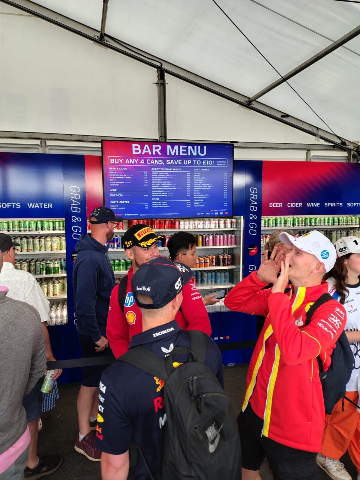 La lata de cerveza se vende este año en Silverstone a 7 libras (casi 12.000 pesos argentinos)
