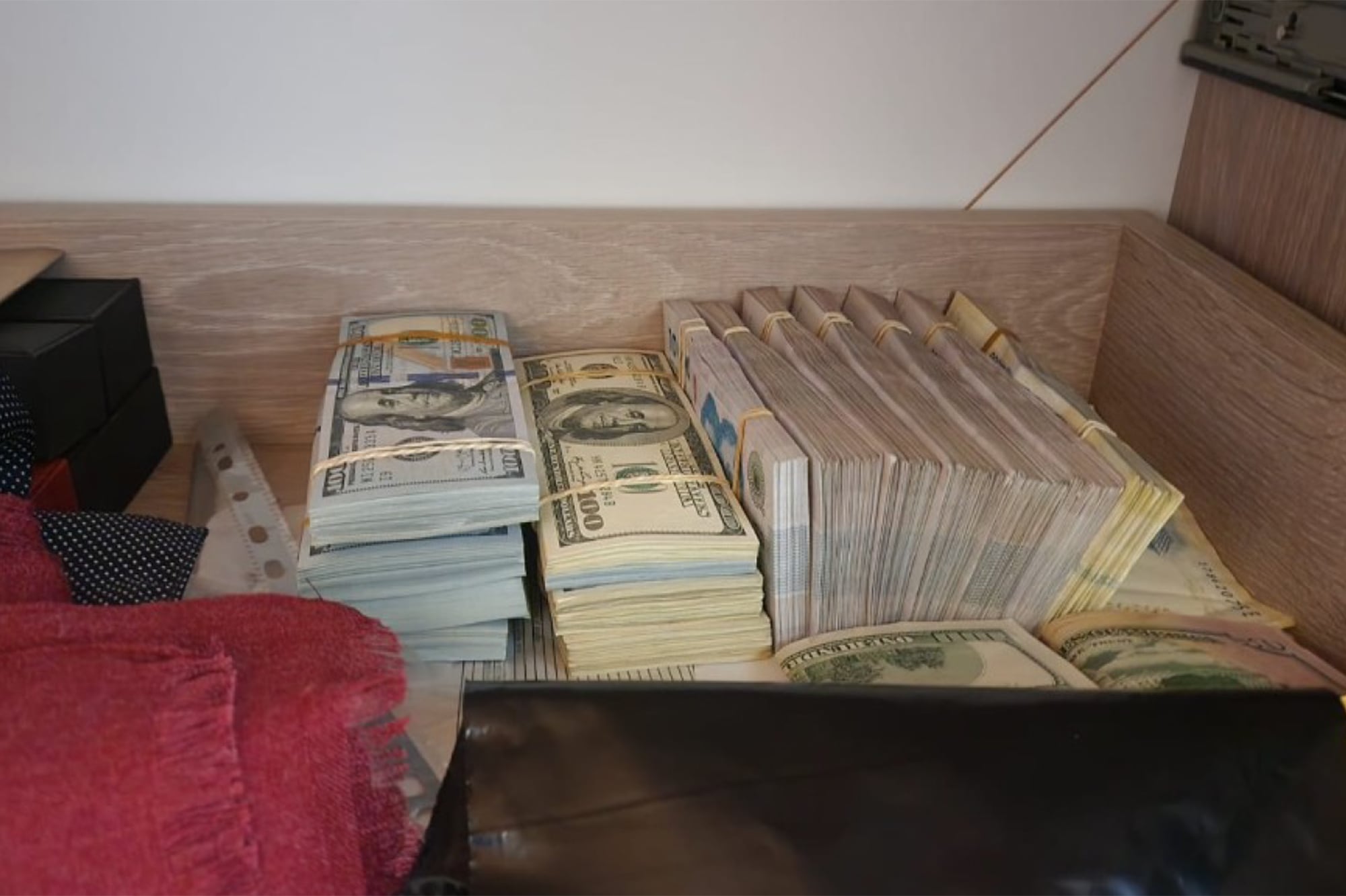 La imagen de los fajos de dólares, euros y pesos que secuestró la Justicia en la causa por corrupción en la Andis