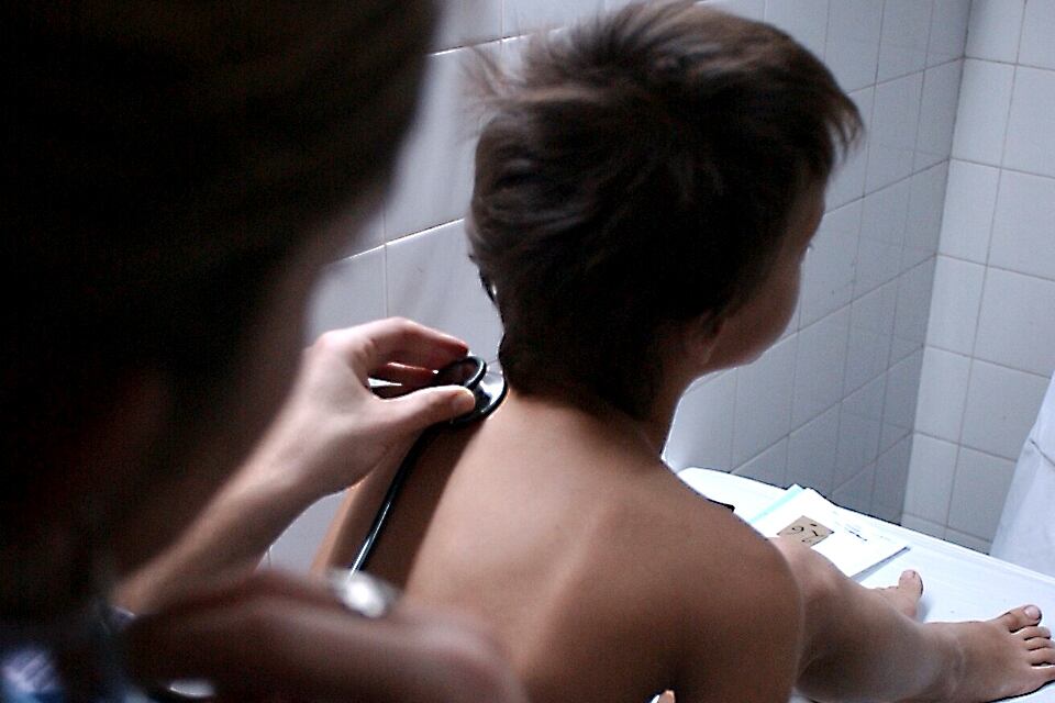 El problema empieza temprano: tras la atención pediátrica, los hombres jóvenes prácticamente desaparecen de los centros médicos