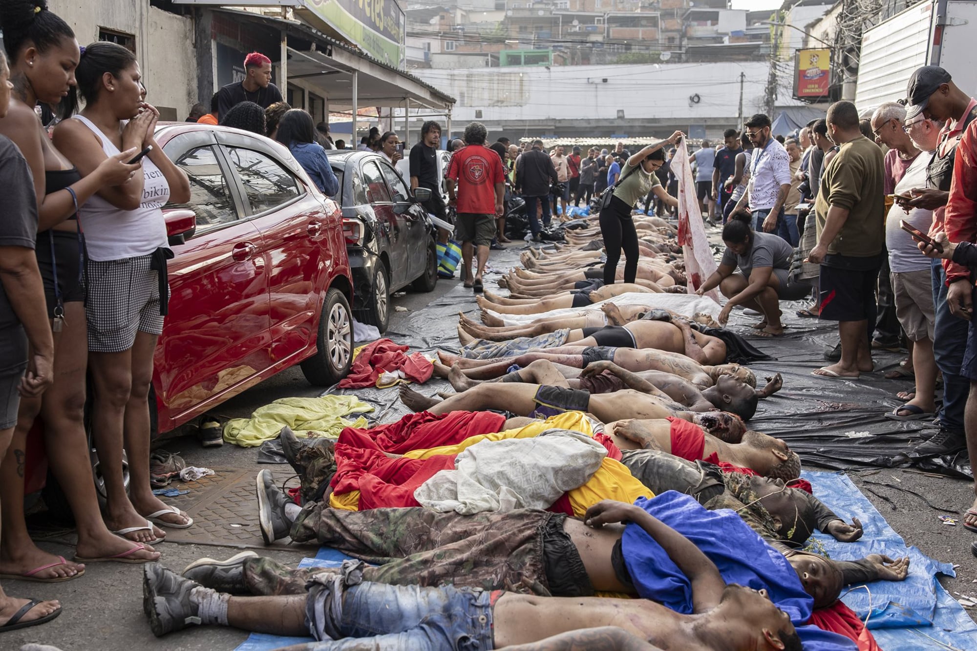 En octubre de 2025, se llevó a cabo una operación policial masiva contra el grupo criminal Comando Vermelho en las favelas Complexo do Alemão y Penha de Río de Janeiro.