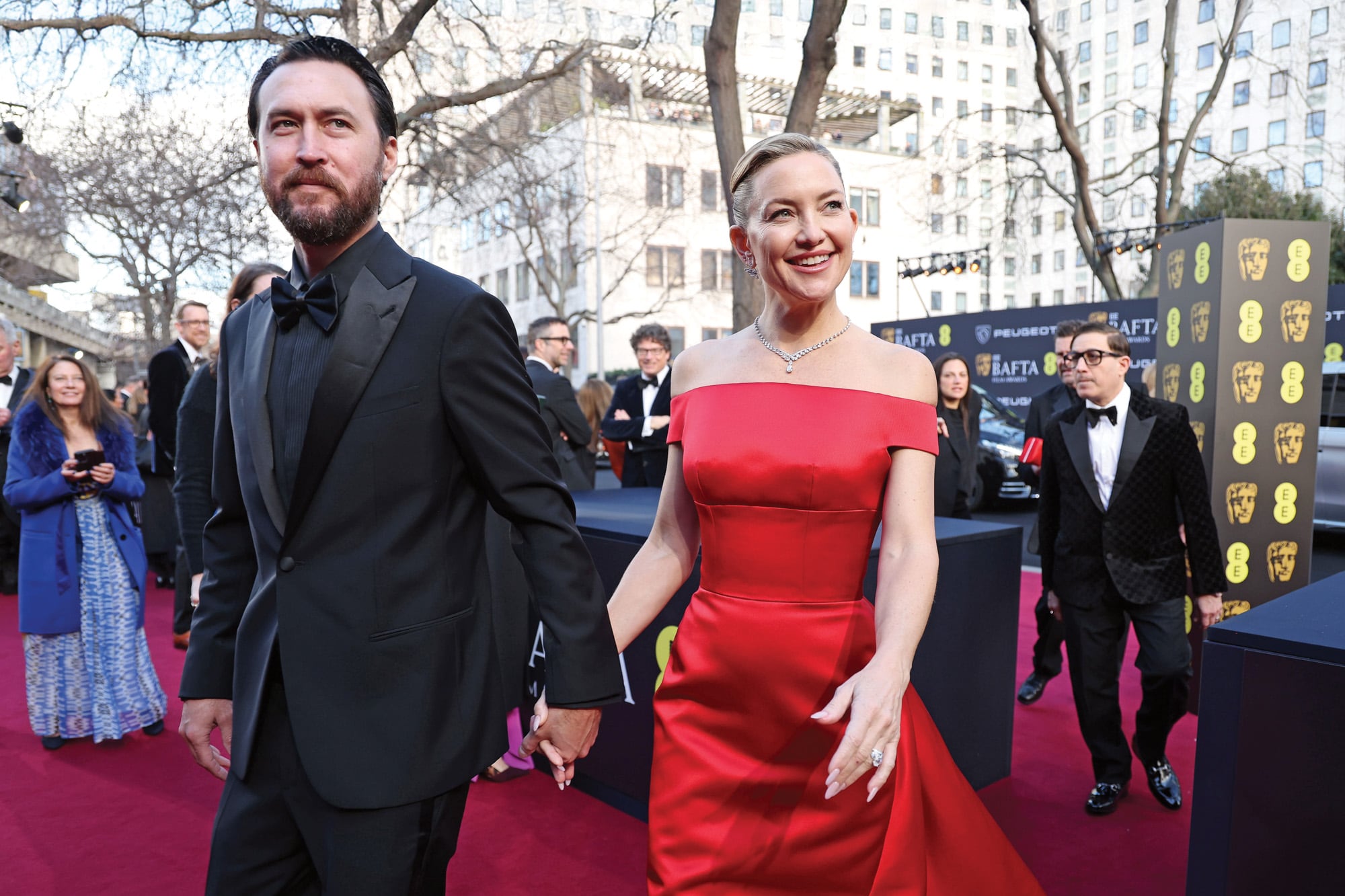 Kate Hudson, la actriz de Song Sung blue: Canción para dos llega al Royal Festival Hall, con el músico Danny Fujikawa, su pareja desde 2016