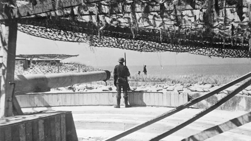 A medida que avanzaba la guerra, los ocupantes alemanes invirtieron enormes recursos en el Muro Atlántico para impedir una invasión marítima.