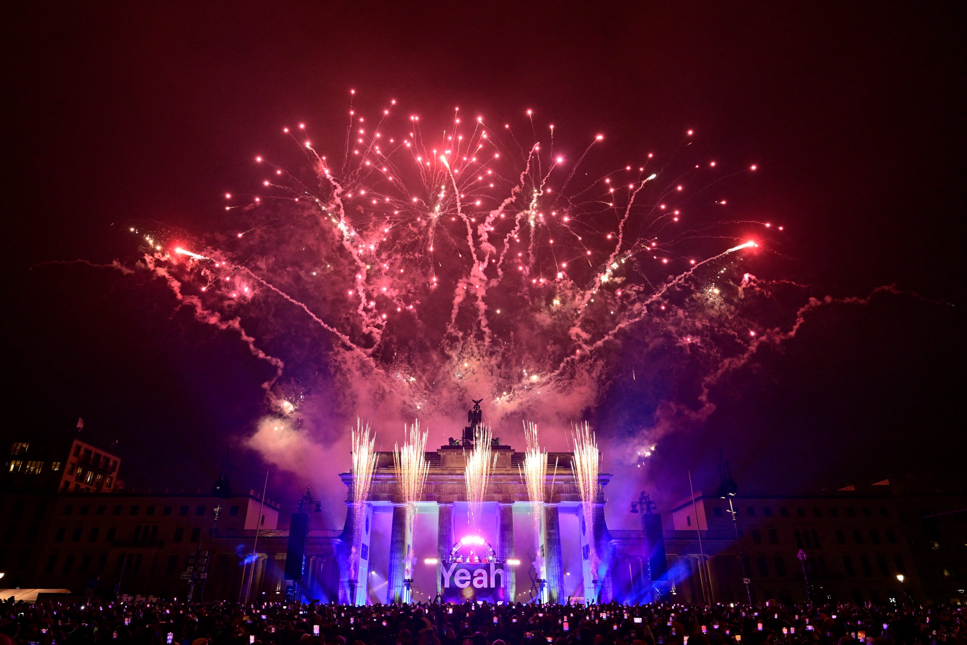 Miles personas se reunieron en la Puerta de Brandeburgo en Berlín