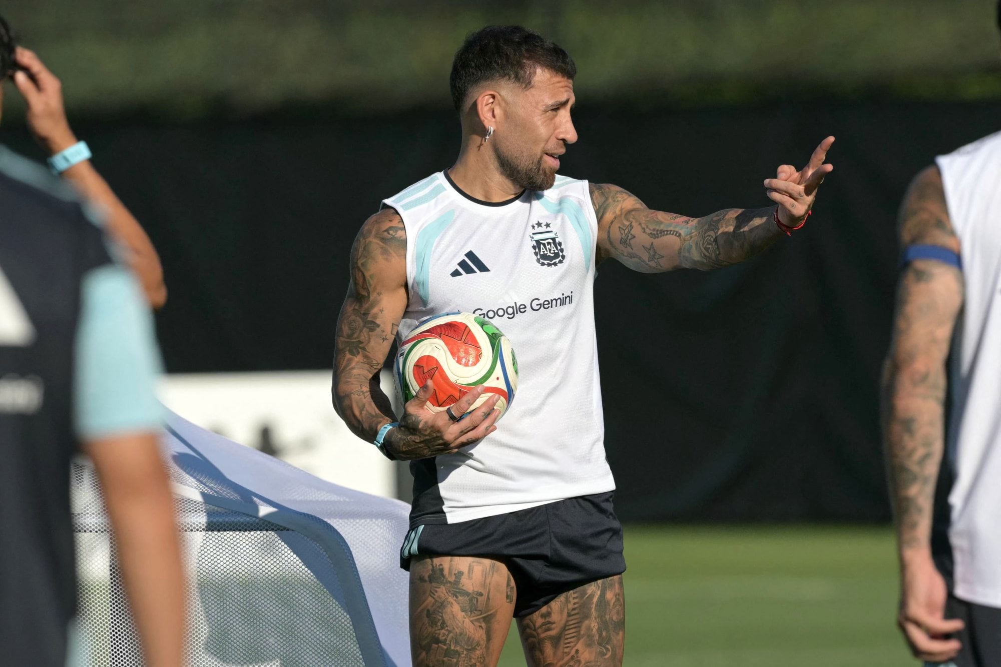 Nicolás Otamendi podría ingresar para conformar un 5-3-2, con un volante menos y Lionel Messi y Julián Álvarez en el ataque