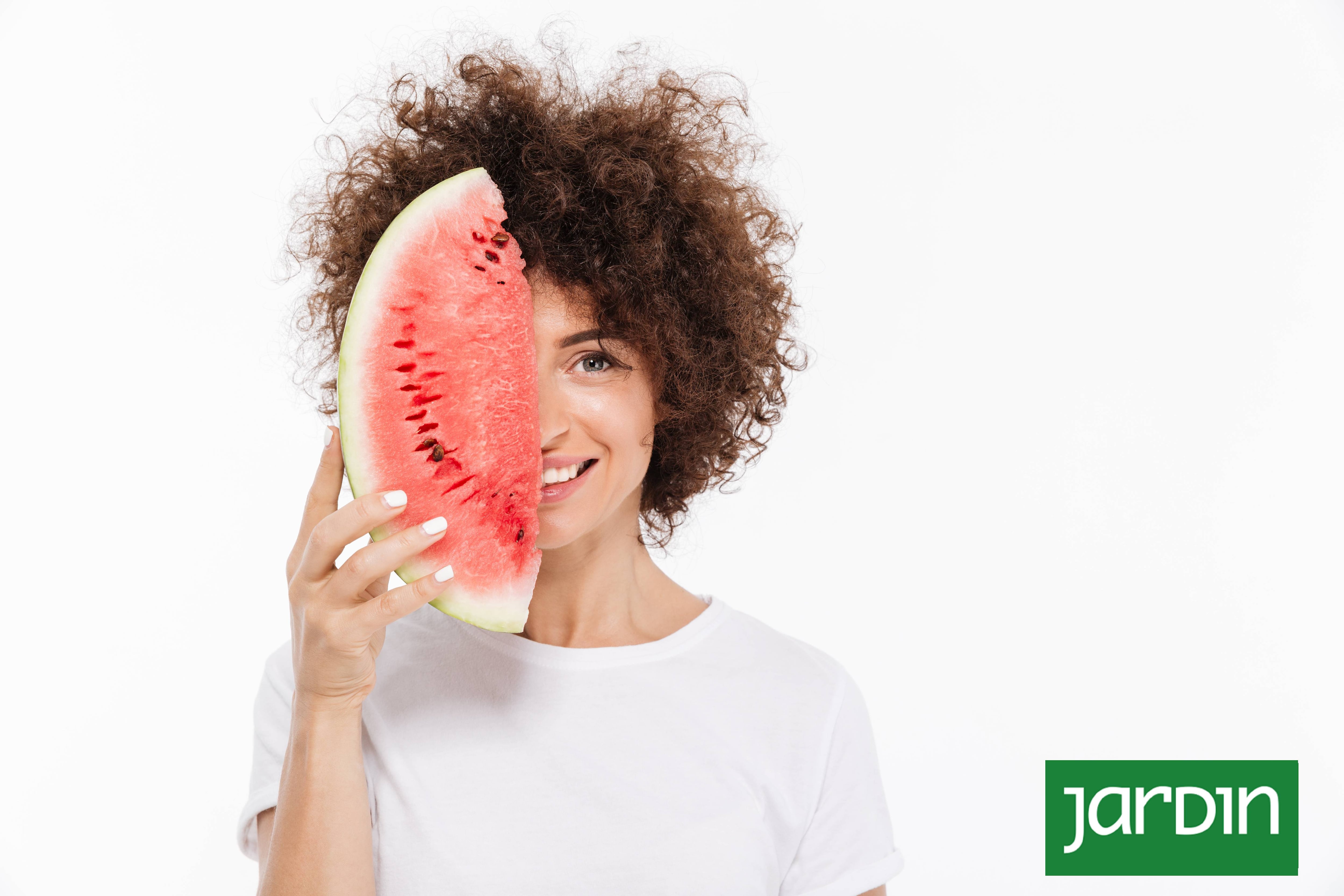 Por qué deberías comer las semillas de la sandía y no las de la manzana
