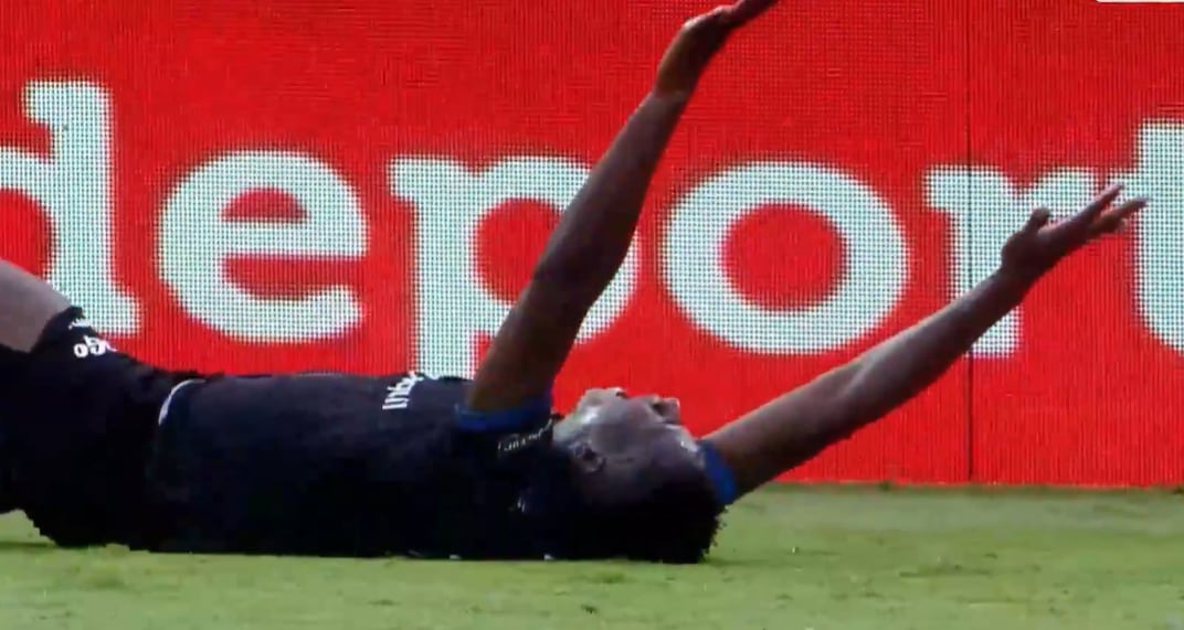 Un defensor argentino fue expulsado tras una dura patada que lesionó a un rival en Ecuador: “Es rotura, es terrible”