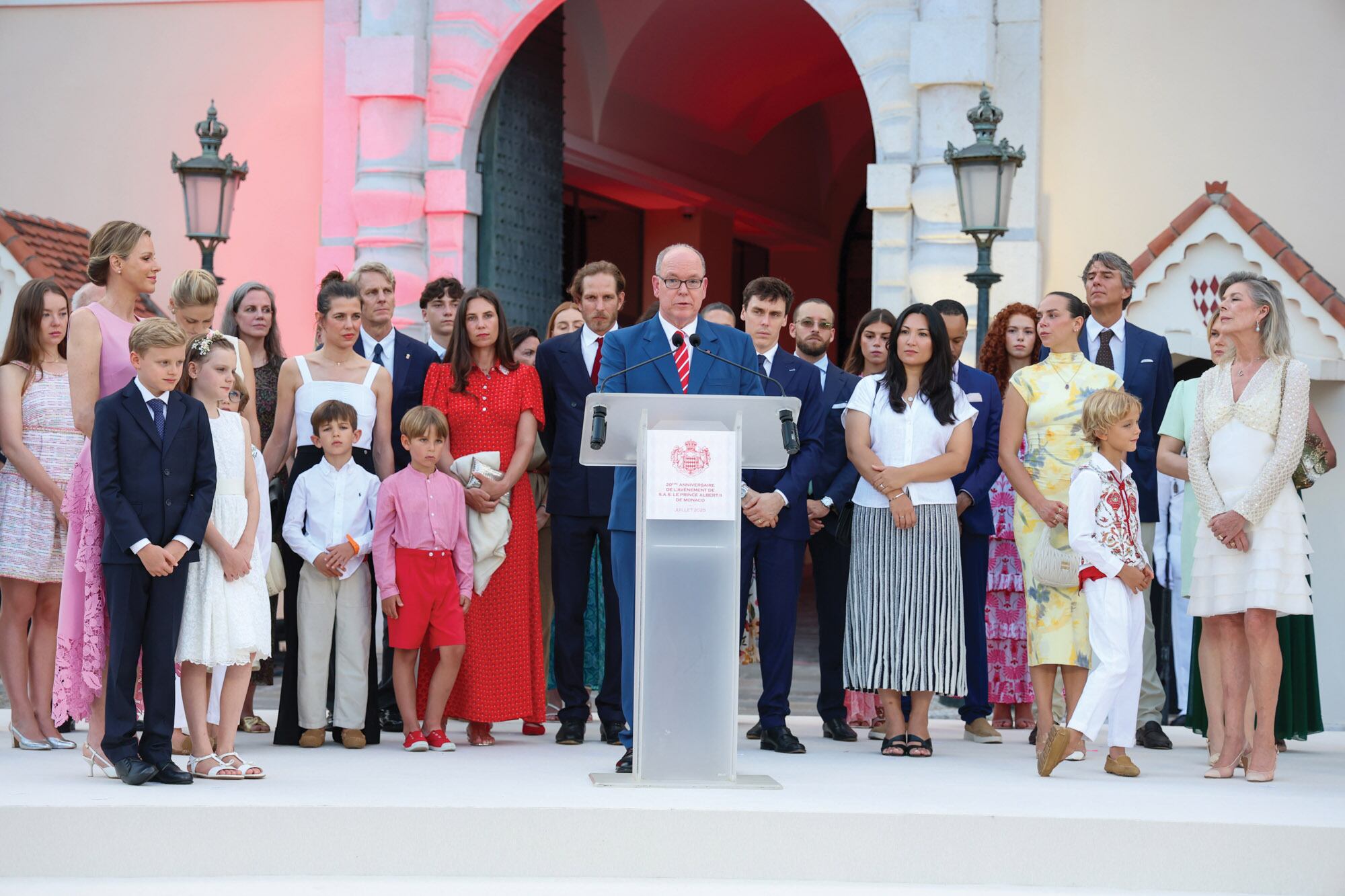 Rodeado de toda la familia, el príncipe Alberto habló a los monegascos desde las puertas de palacio.