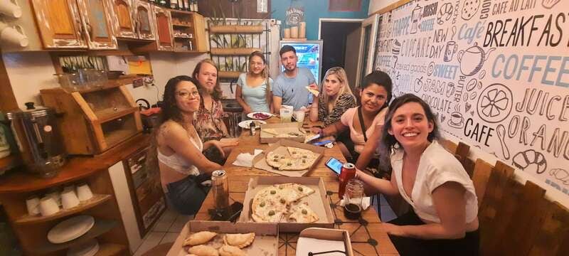 El hostel ofrece desayuno y habitaciรณn compartida con aire acondicionado para el voluntario