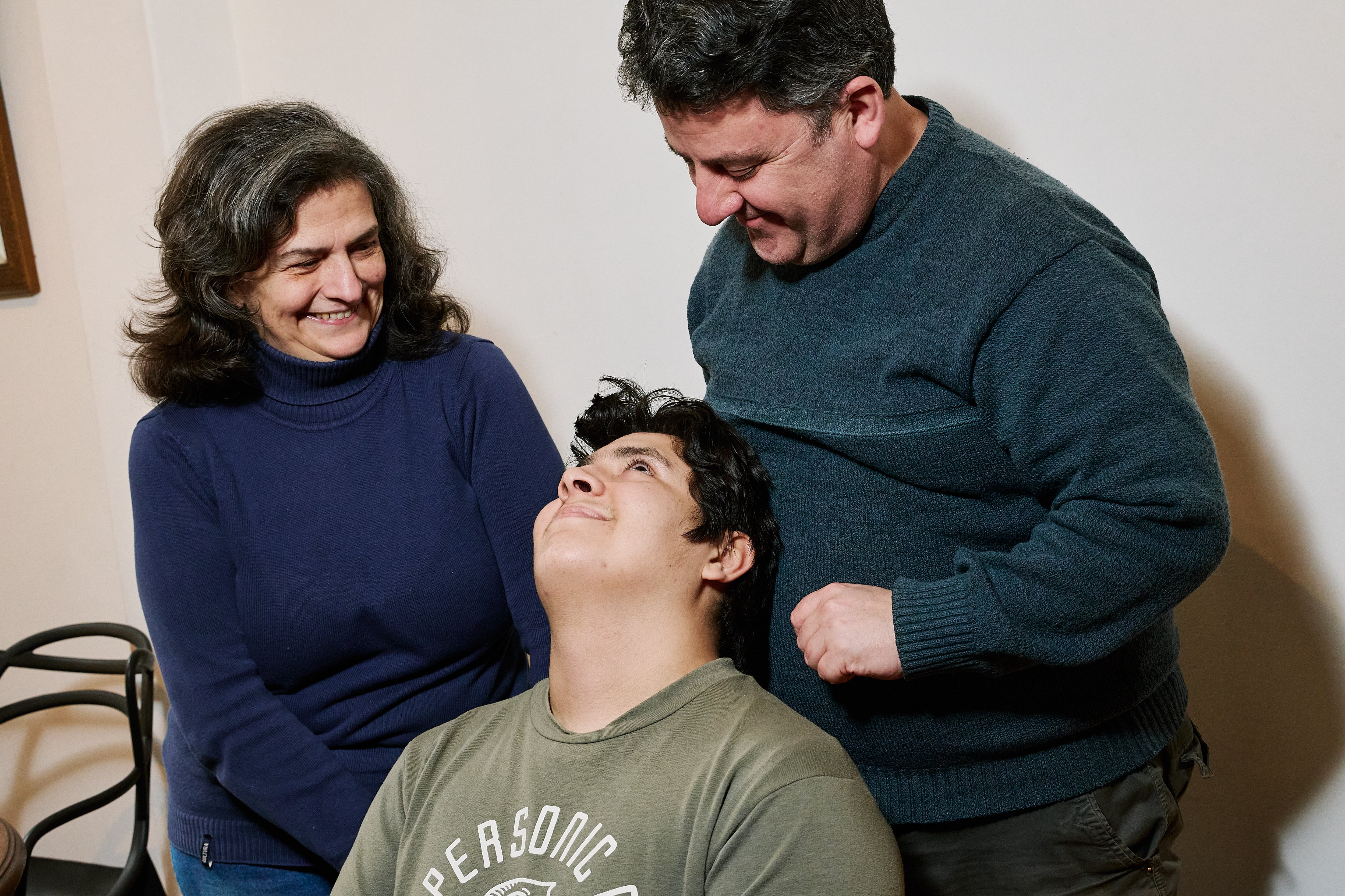 Lucas y sus hermanos esperaron tres años para tener una familia