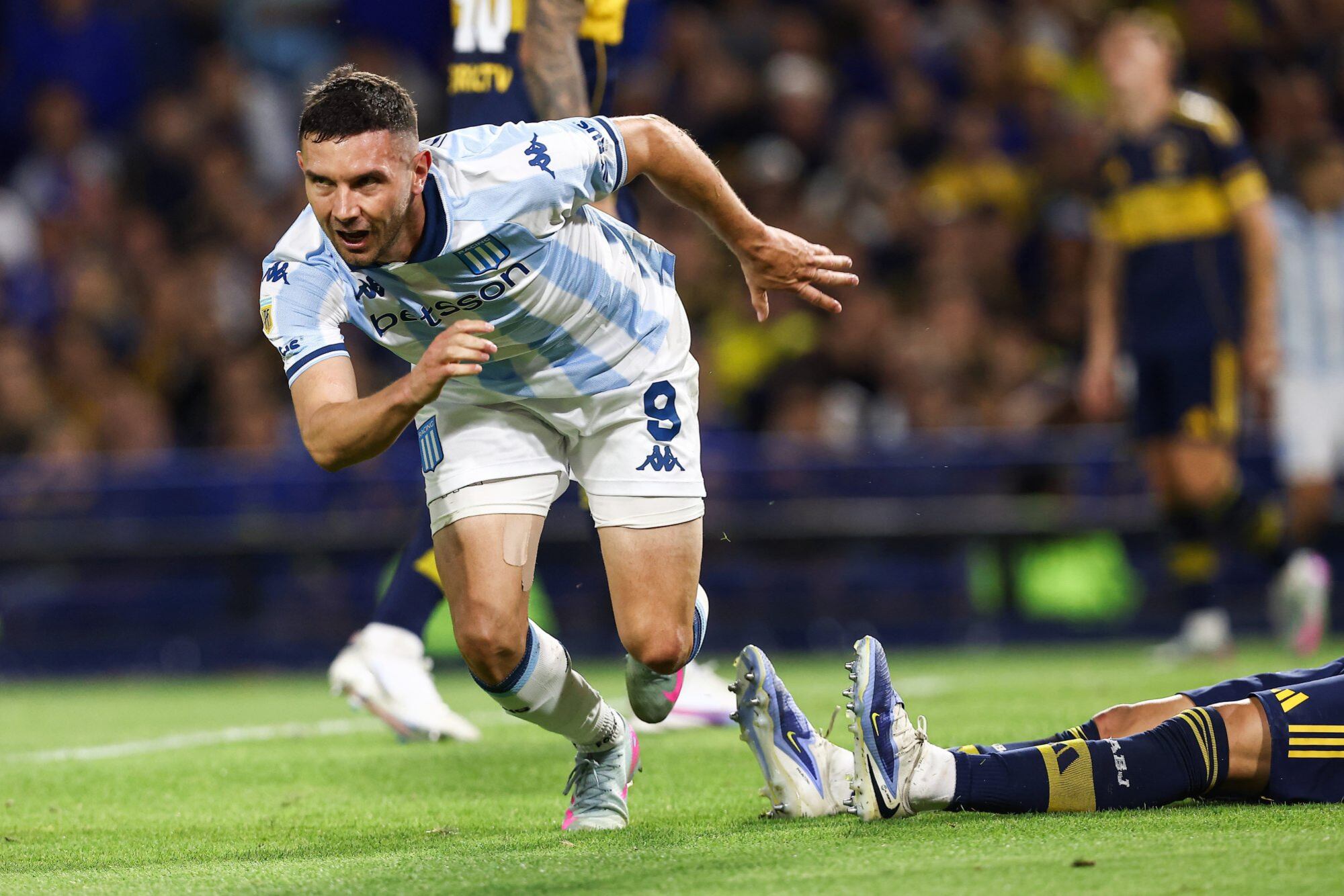 Maravilla Martínez sale a festejar luego de convertir de cabeza el 1-0 en la Bombonera