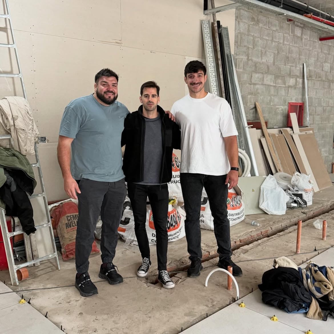 Ramiro Herrera, Germán y Tomás Lavanini, durante el proceso de armado de FOMO Café