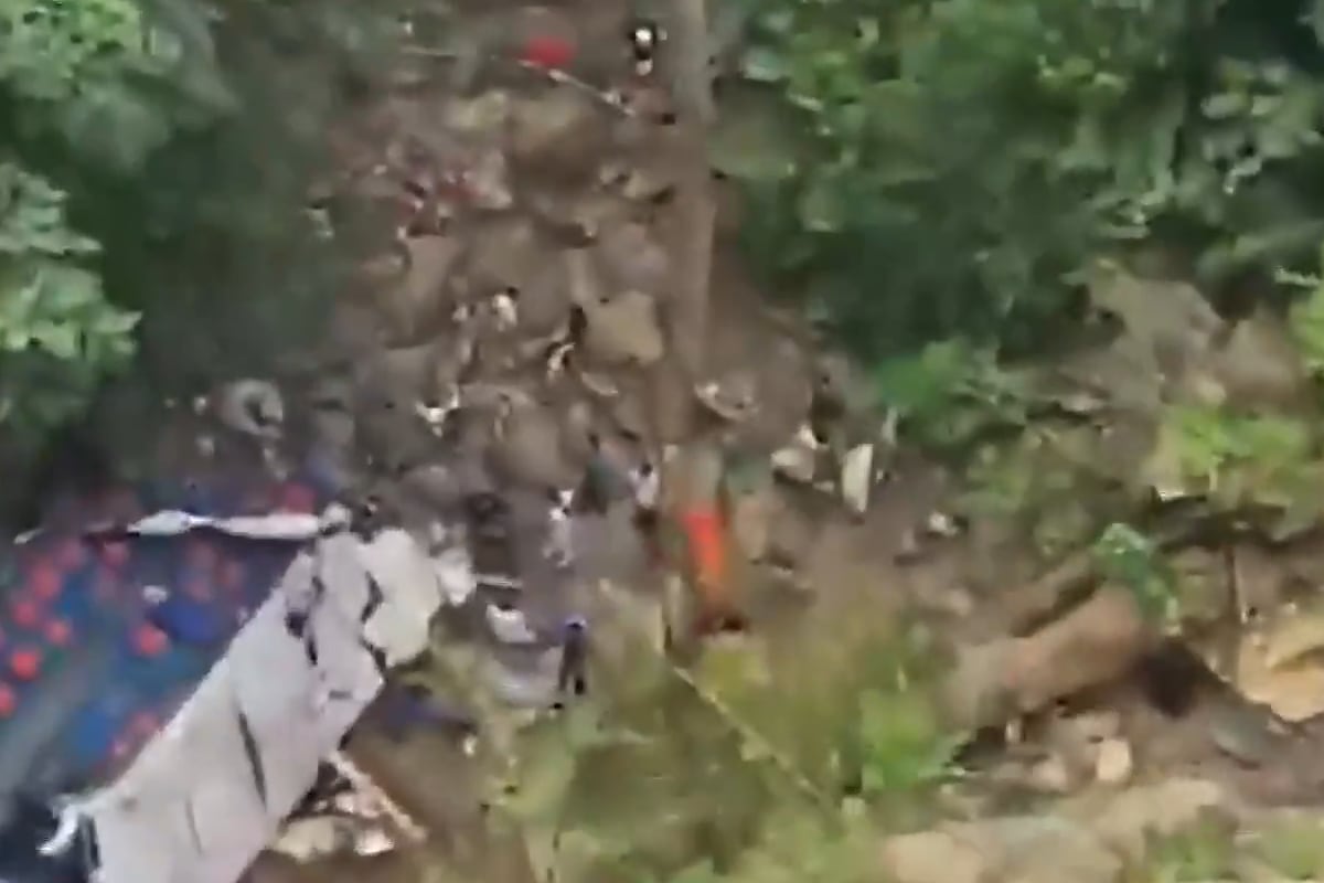 Tragedia en Colombia: un micro escolar cayó por un precipicio y murieron 17 adolescentes