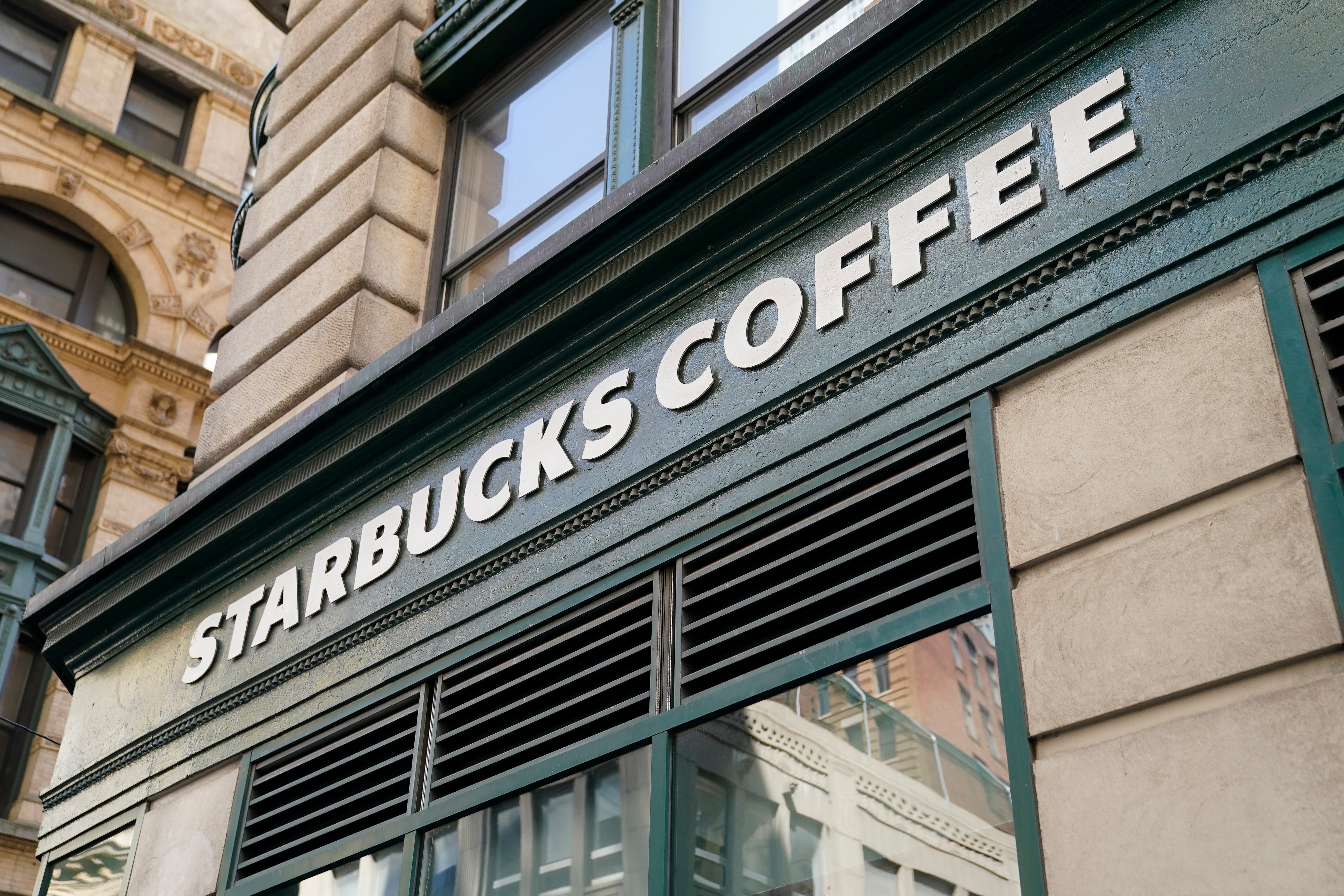Un letrero de Starbucks sobre una tienda de Manhattan, Nueva York