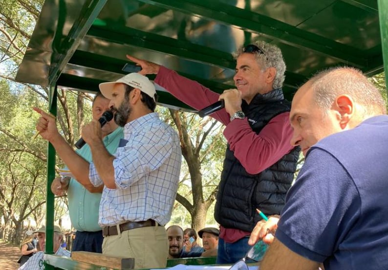 En una feria, Alfonso Monasterio remata arriba del carro
