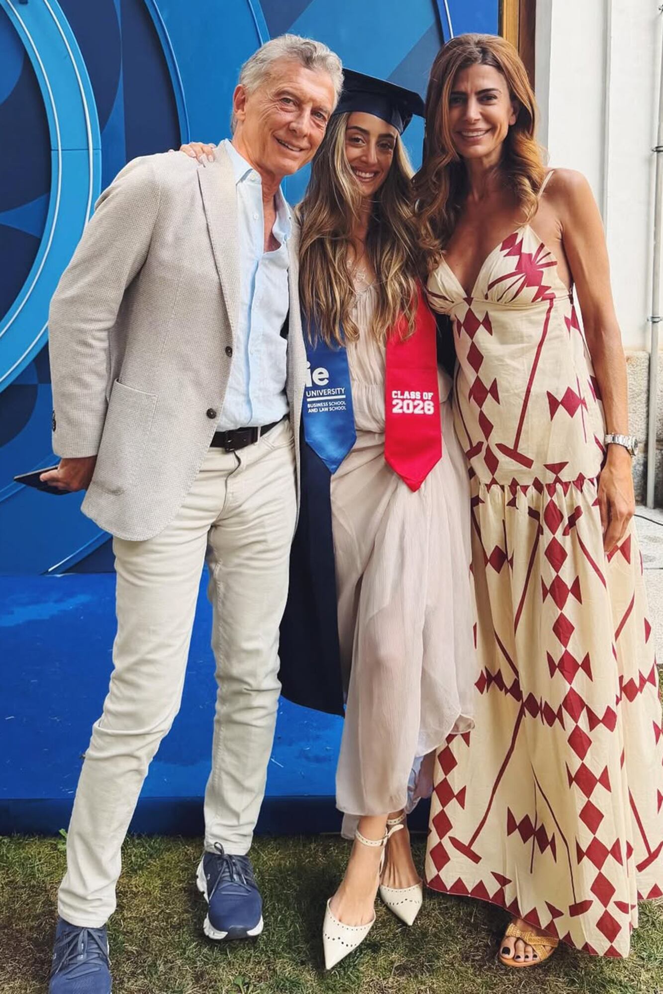 Lookeado en tono claro con zapatillas azules, Mauricio Macri posa junto a Valentina y Juliana, con vestido de poplin, con estampa geométrica, finos breteles y escote profundo, de la diseñadora Johanna Ortiz