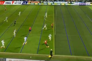 Polémica: las líneas torcidas del VAR que anularon un gol del Manchester United