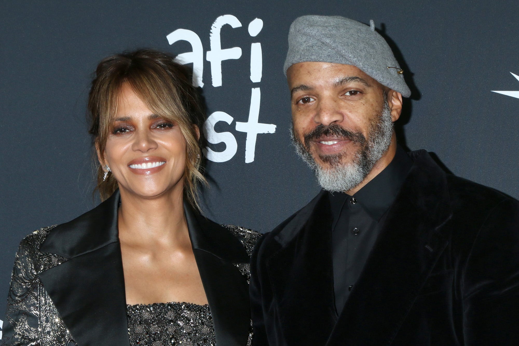 No se da por vencida: Halle Berry confirma que se comprometió con su novio, el músico Van Hunt