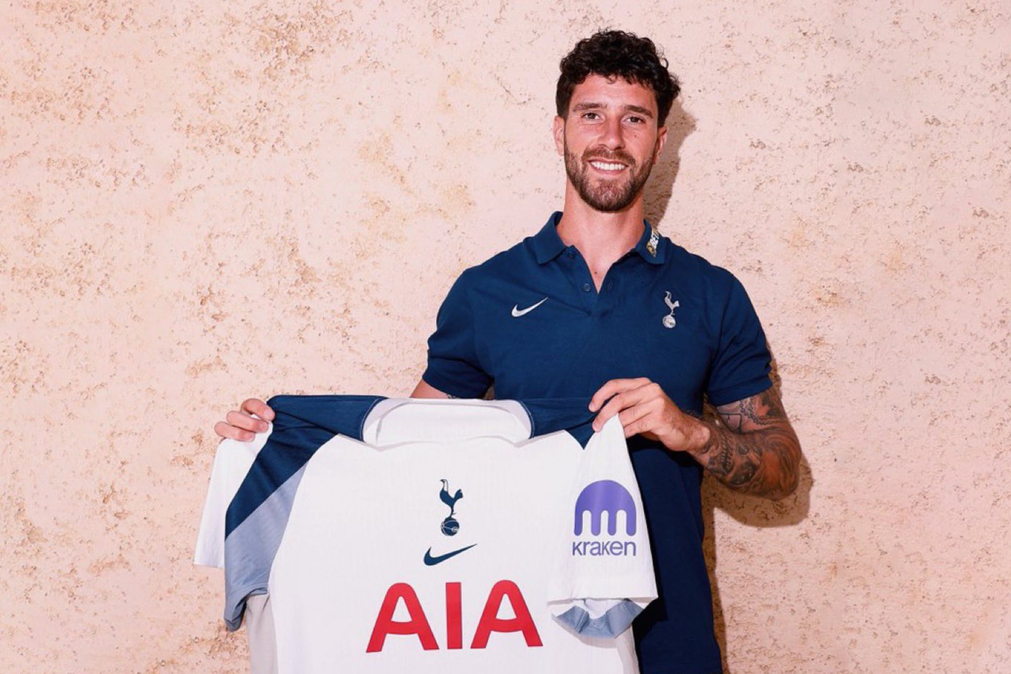 Marcos Senesi fue confirmado como nuevo jugador de Tottenham, con un video protagonizado por Osvaldo Ardiles