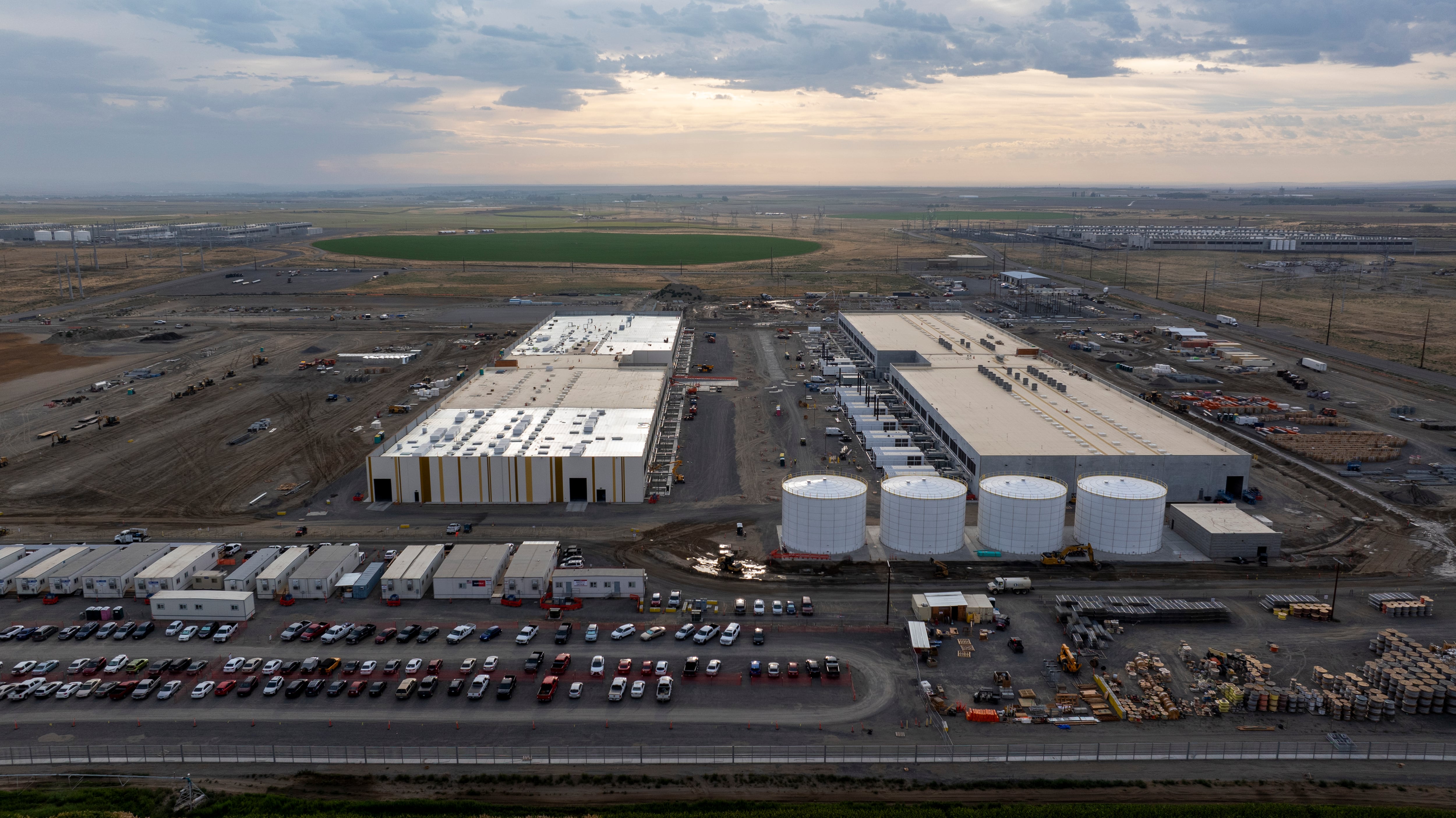 El reino está construyendo tres grandes complejos de centros de datos para empresas extranjeras (imagen ilustrativa)