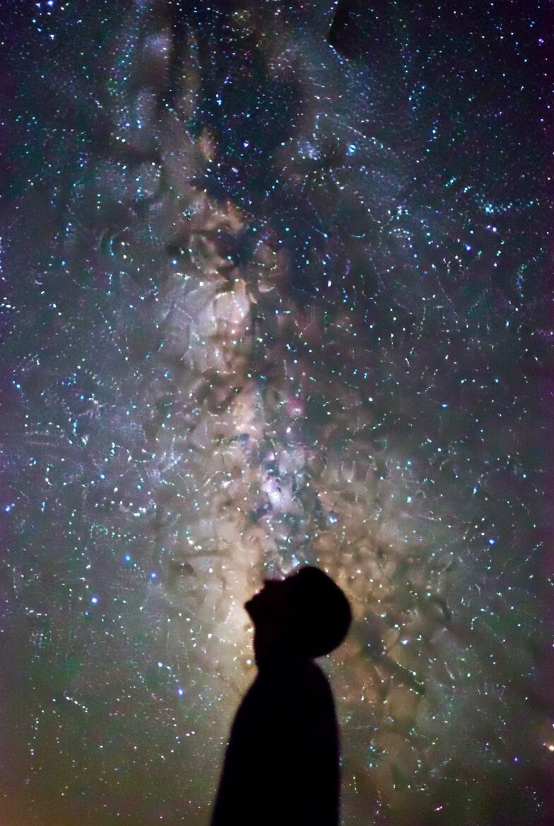 Gran expectativa por la alineación planetaria que será visible en febrero 5 La alineación planetaria tendrá unos seis astros visibles (Foto: Grok)