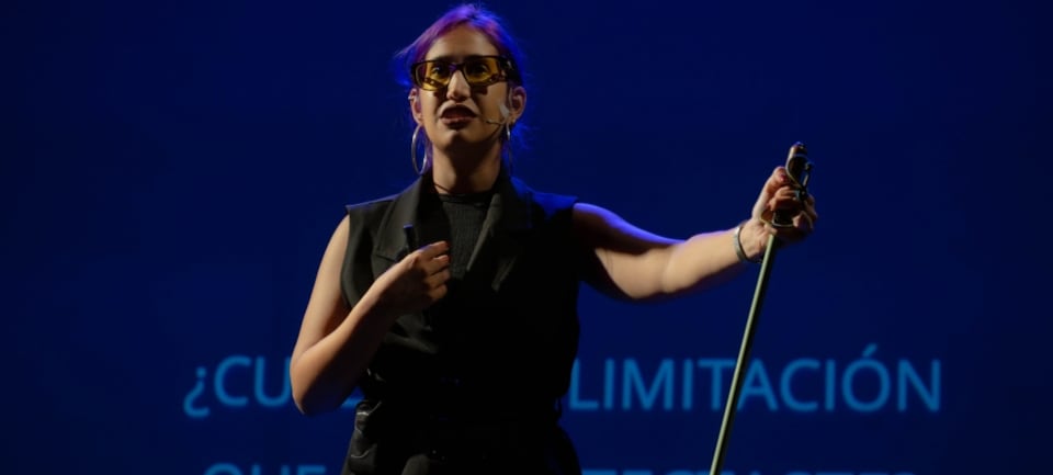 Solo puede ver un 30%, fue abanderada, uno de los mejores promedios y becada: “Mi fuerza me ayudaba a superar cualquier dificultad”