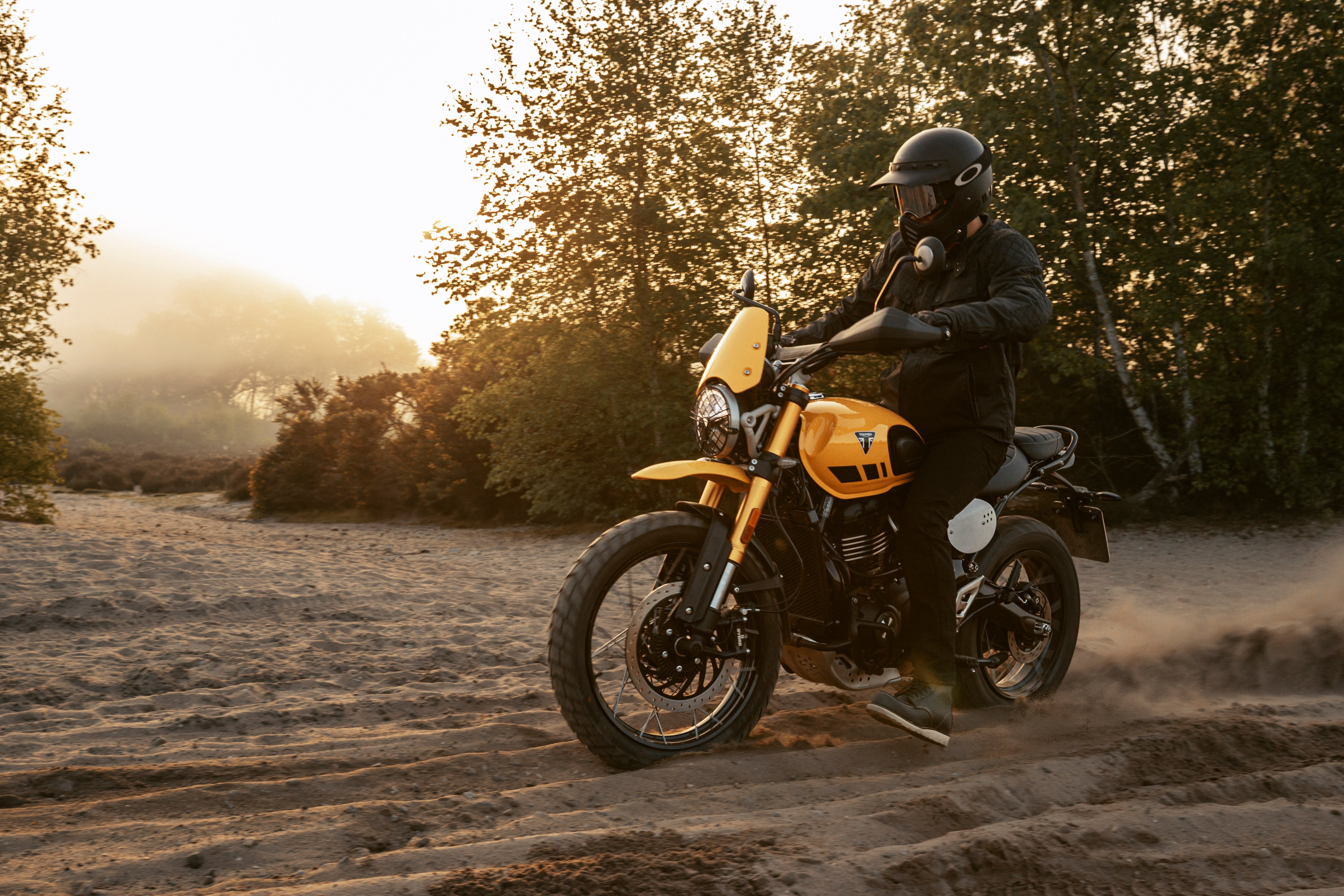 Incorpora elementos propios del segmento off-road