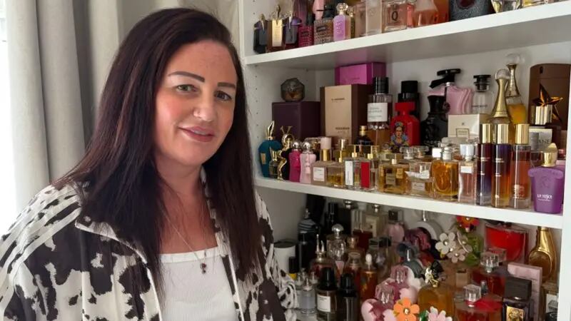 Natalie tiene unas 400 botellas de perfume que compró en el lapso de dos años