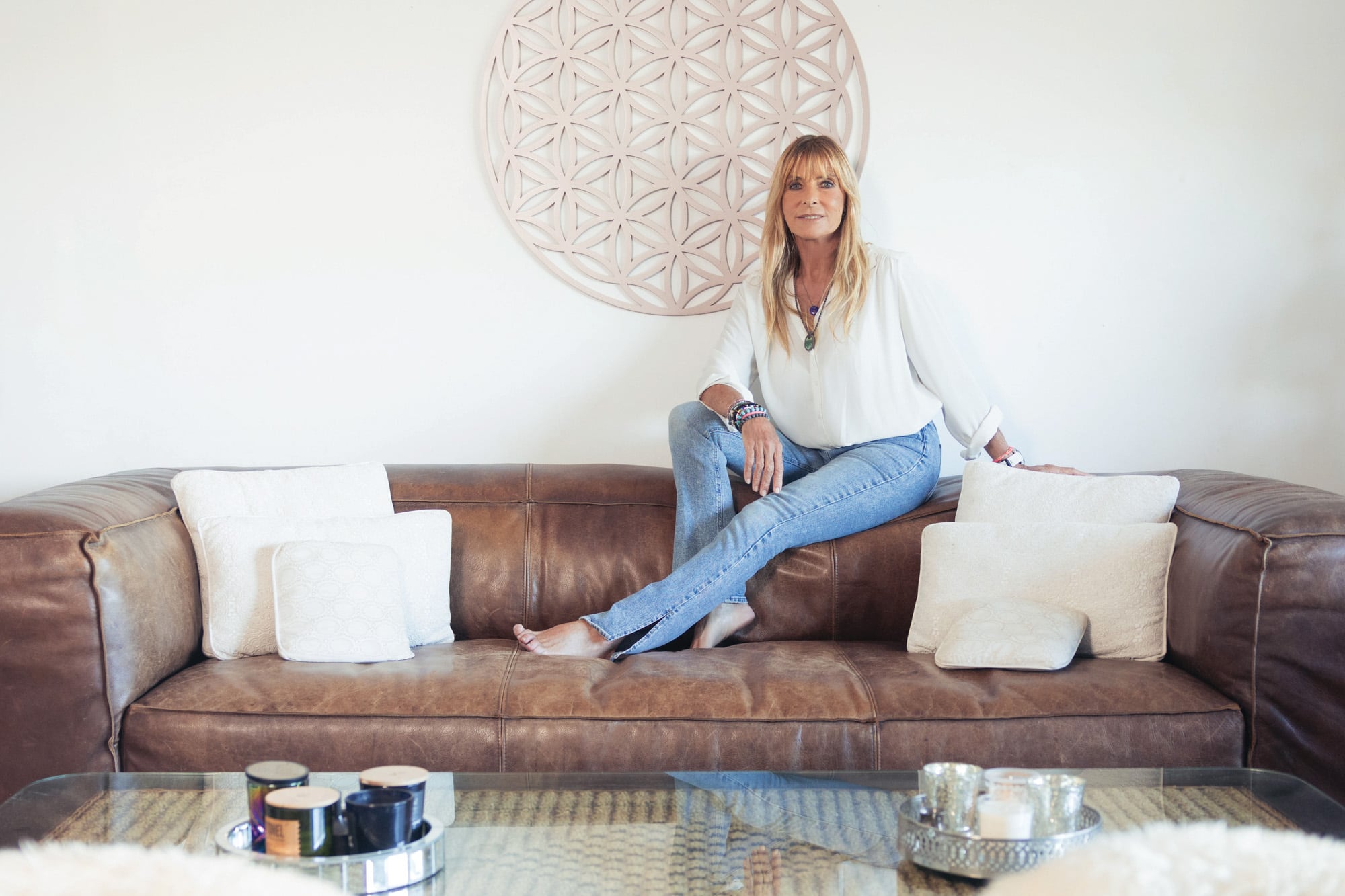 Virginia posa en el living de
su casa de Nordelta, donde
vive con su marido, Eduardo
“Coco” Fernández. “Después de
tanto tiempo juntos nos siguen
gustando las mismas cosas.
Viajamos, vamos al gimnasio
juntos o salimos a caminar de
noche”, cuenta