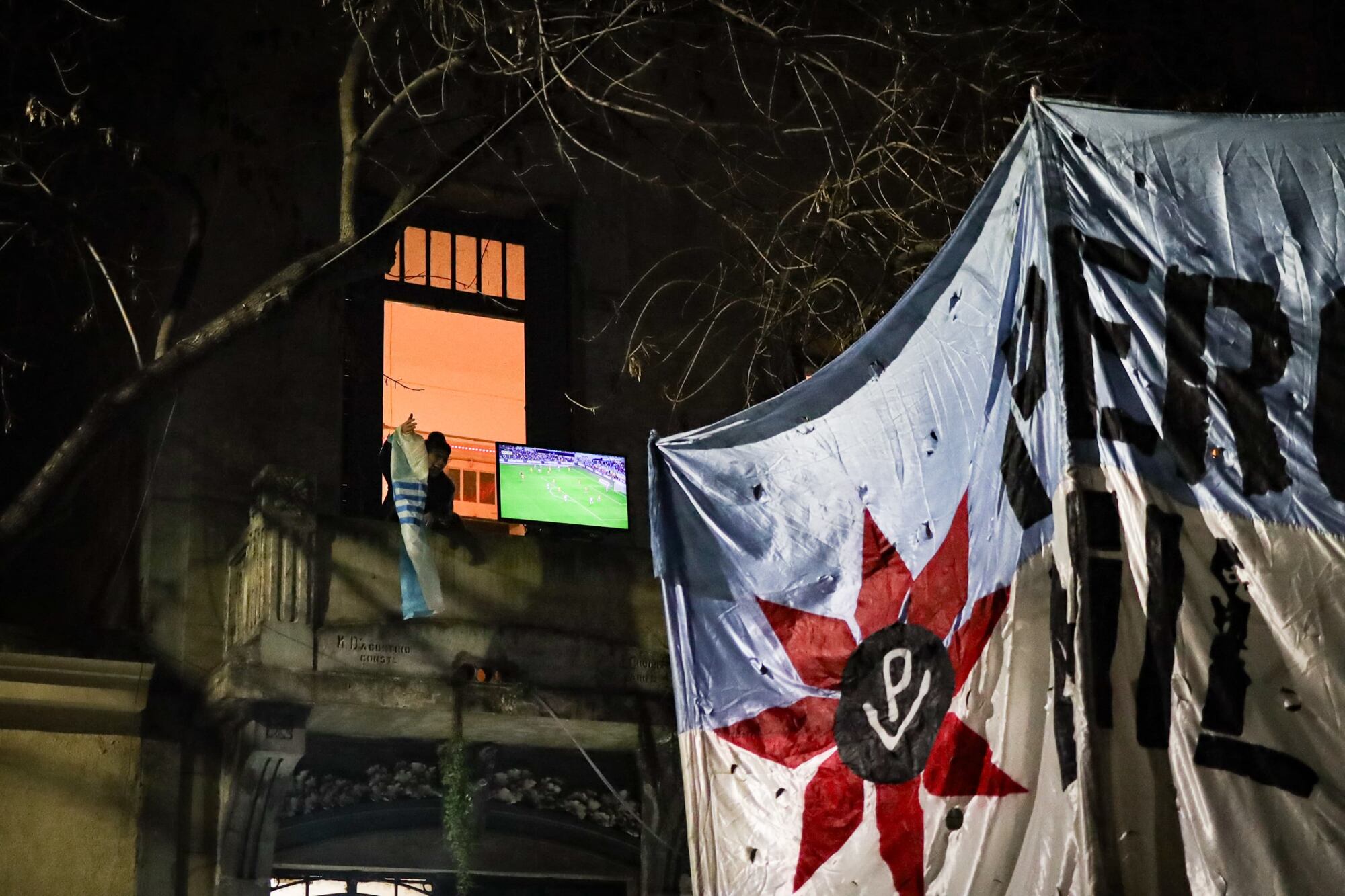 Vigilia de militantes en la puerta de la casa de Cristina Fernández de Kirchner en el barrio de Constitución