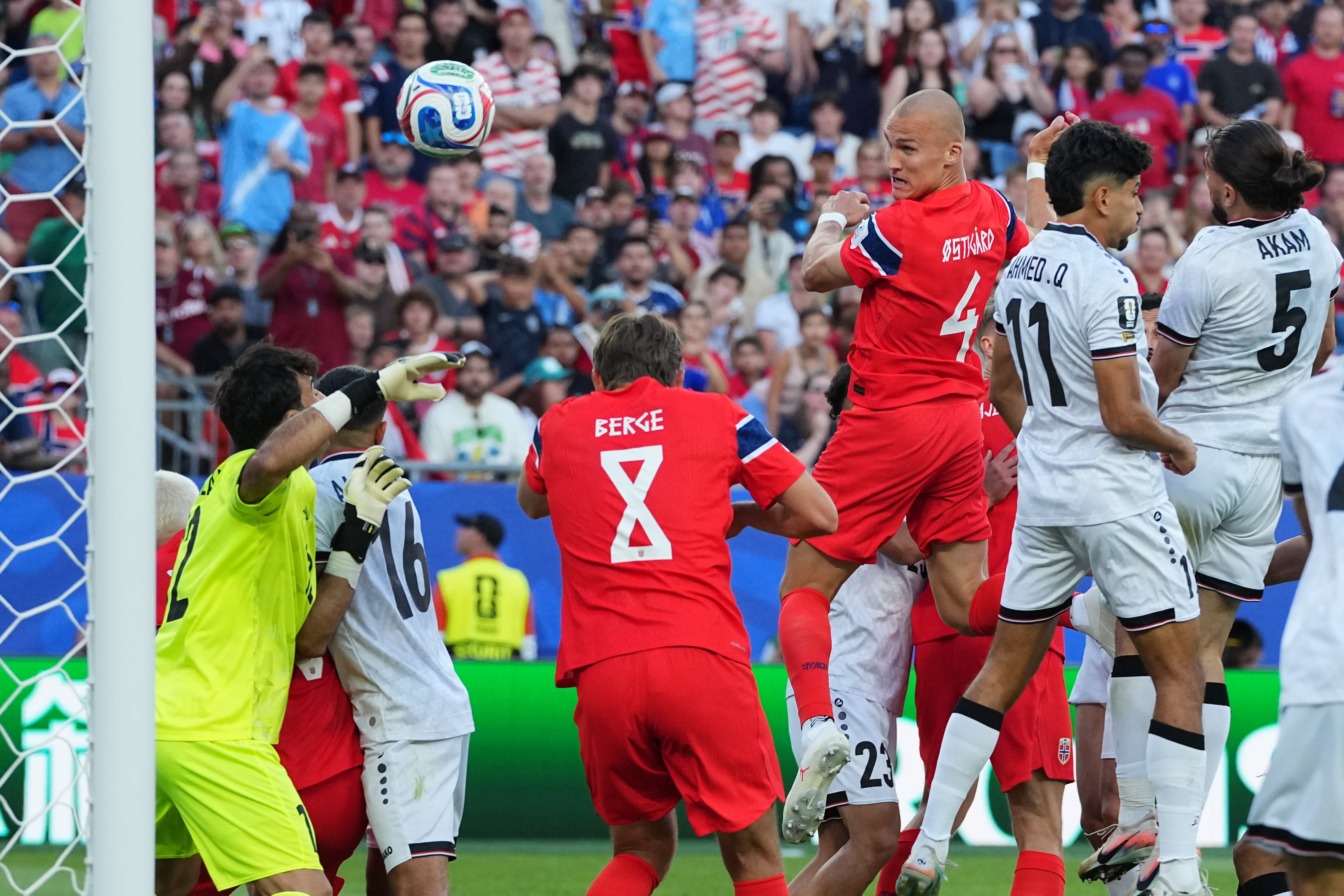 Leo Oestigard, de Noruega, anota el tercer tanto de su selección ante Irak en un duelo mundialista disputado el martes 16 de junio de 2026 en Foxborough, Massachusetts (AP Foto/Martin Meissner)