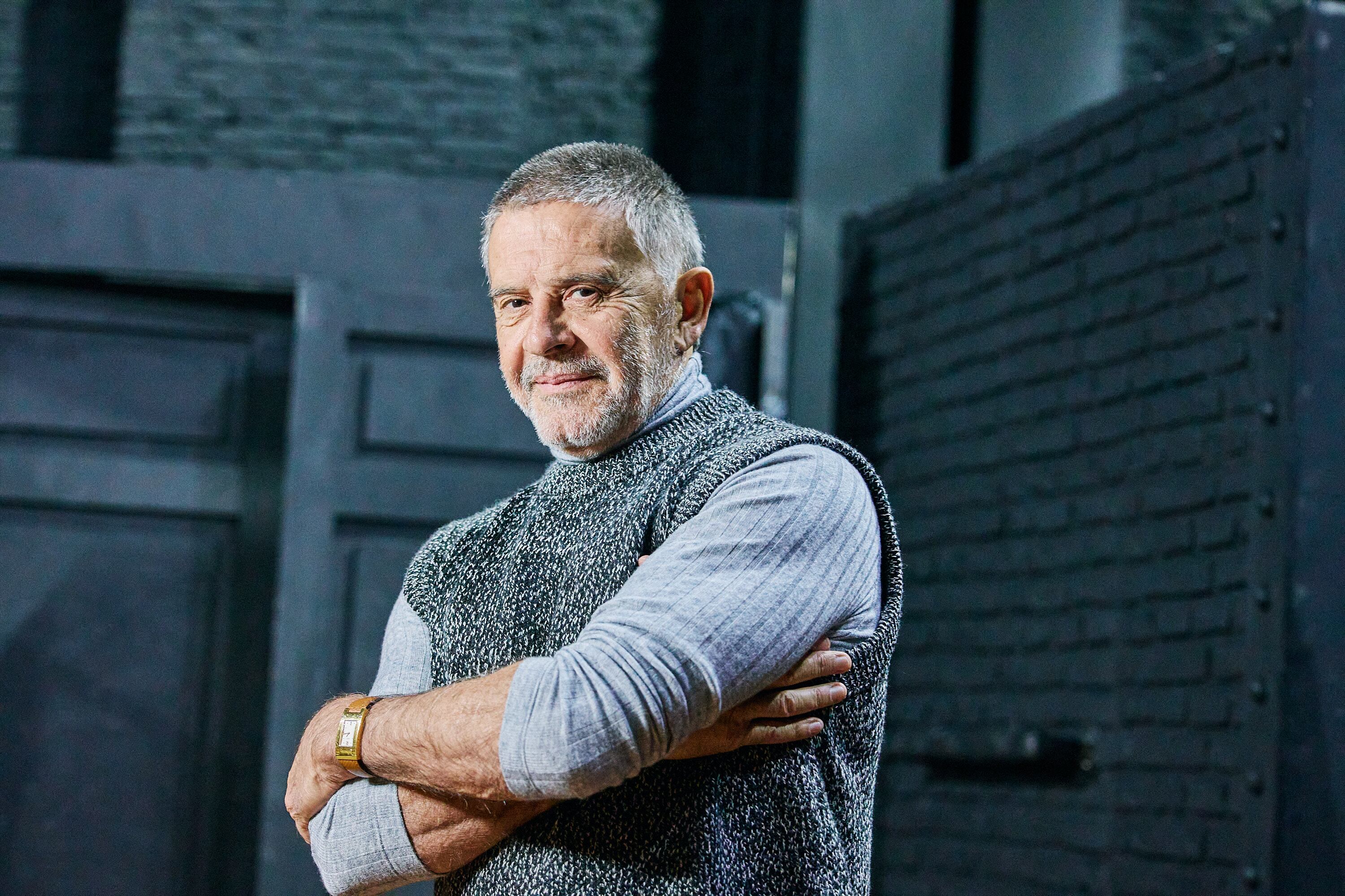 Osvaldo Laport posa para LA NACION en las butacas del Teatro Ópera, casi una semana antes del estreno de Billy Elliot, que llega a calle Corrientes este miércoles 27