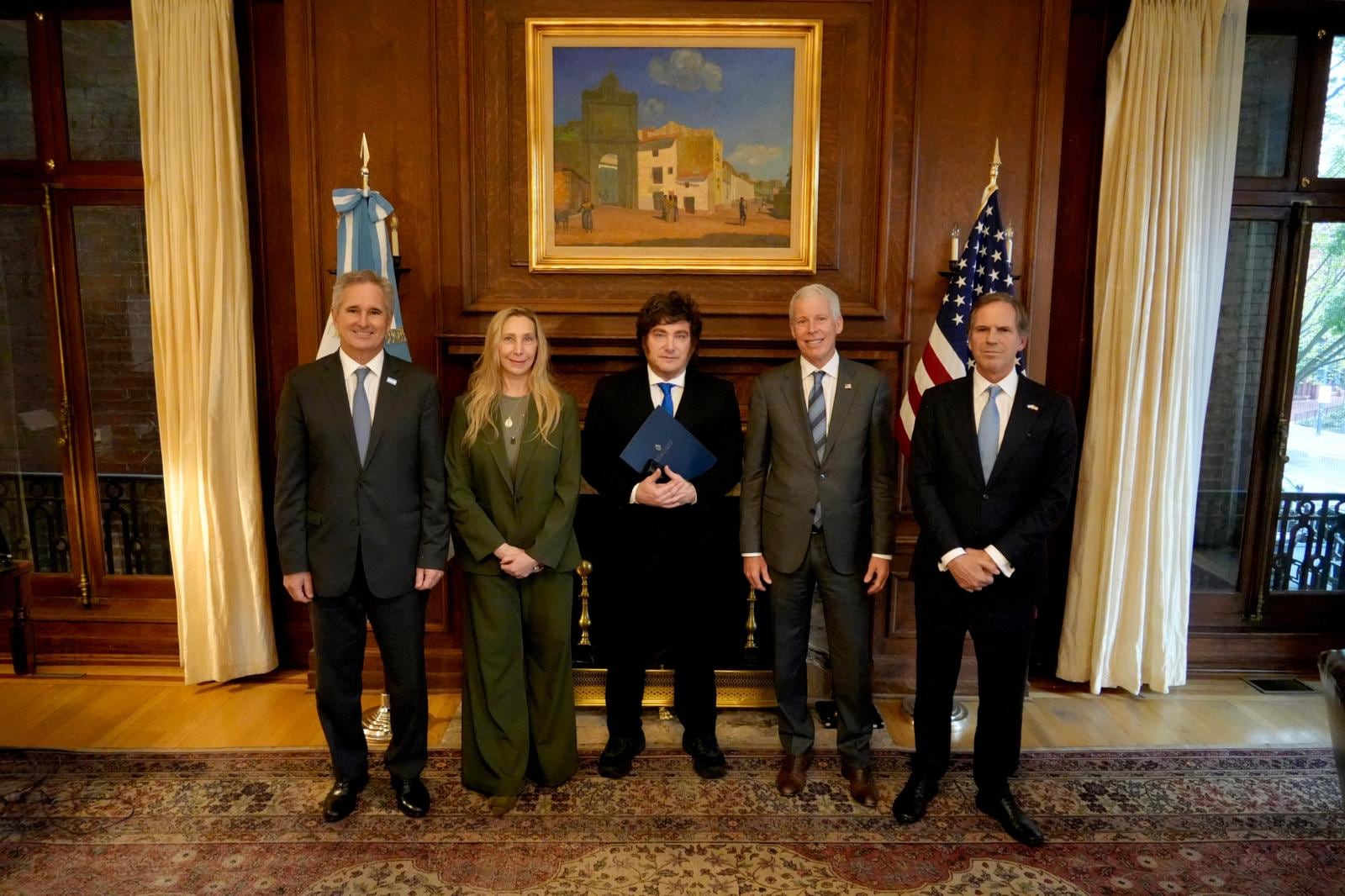El Canciller Pablo Quirno; la secretaria general de la Presidencia, Karina Milei; el presidente Javier Milei; el secretario de Energía norteamericano, Chris Wright, y el embajador Alec Oxenford, en la
embajada argentina en Washington.