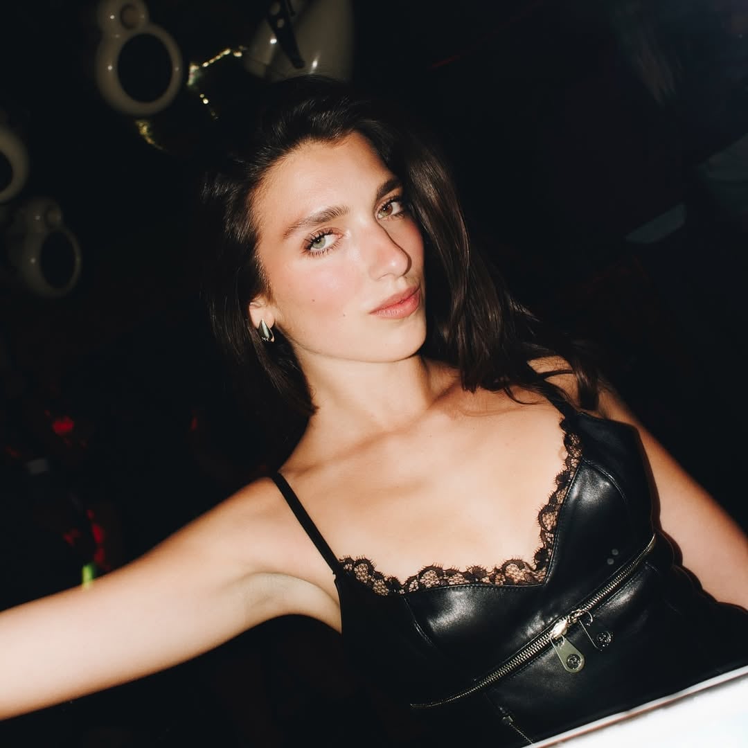 La joven es fanática de la moda; acumula 950 mil seguidores en Instagram y trabaja con marcas como Miu Miu y Versace (Foto: Instagram @rinalipa)