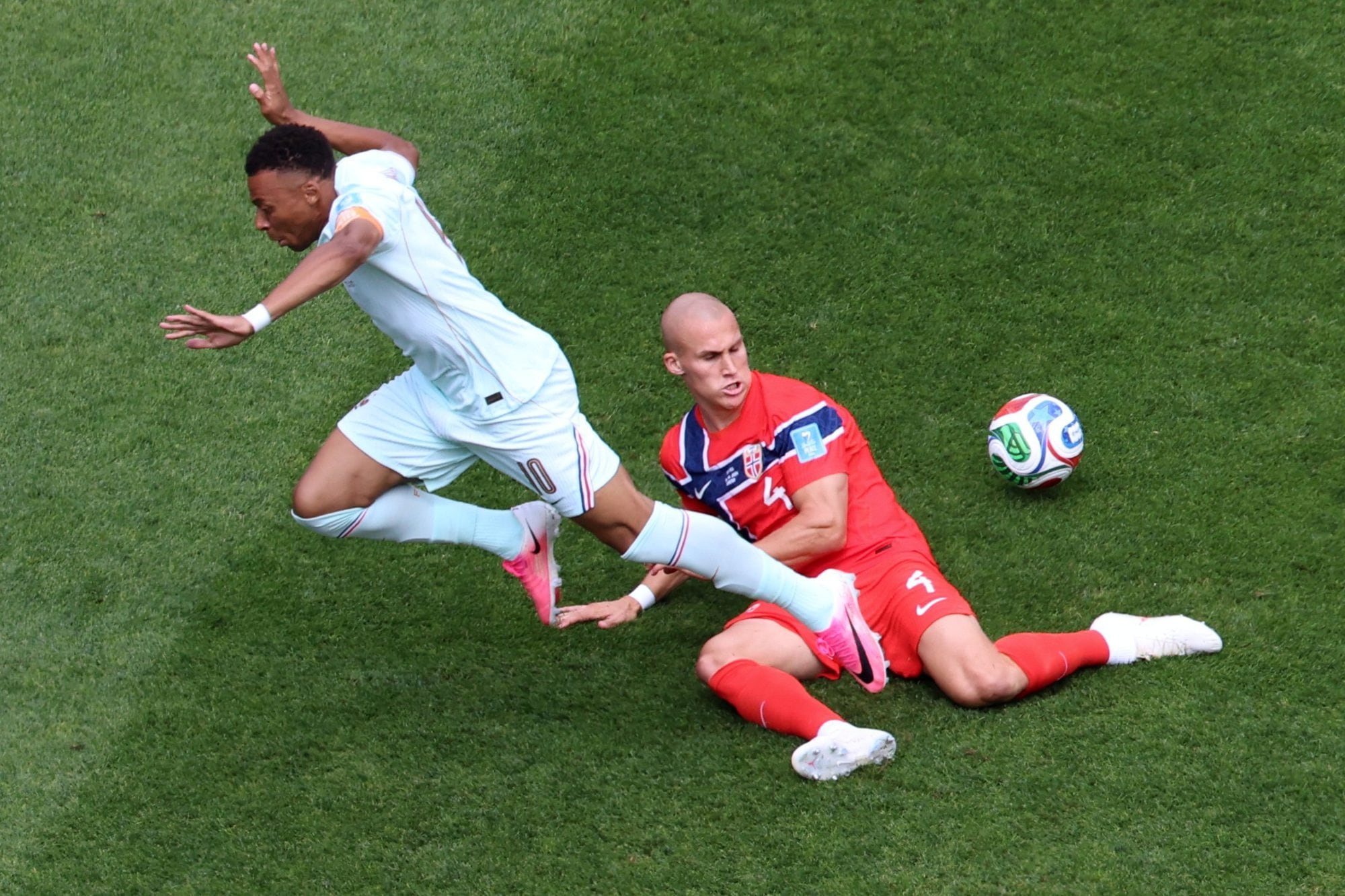 El noruego Leo Ostigard busca quitarle la pelota al francés Kylian Mbappé