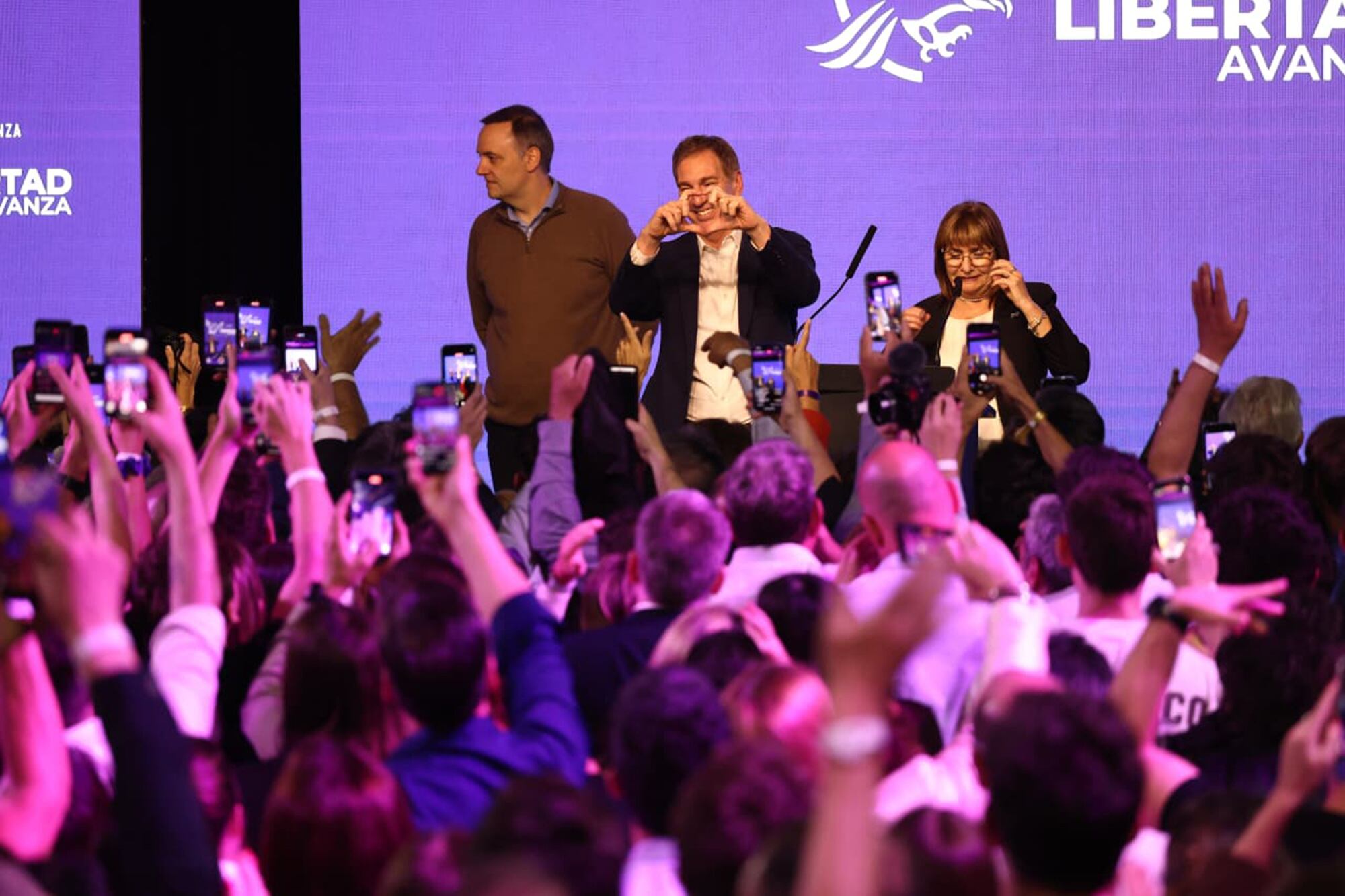 Javier Milei, en vivo: las últimas medidas del Gobierno 6 festejos en el bunker de LLA. Patricia Bullrich y Diego Santilli