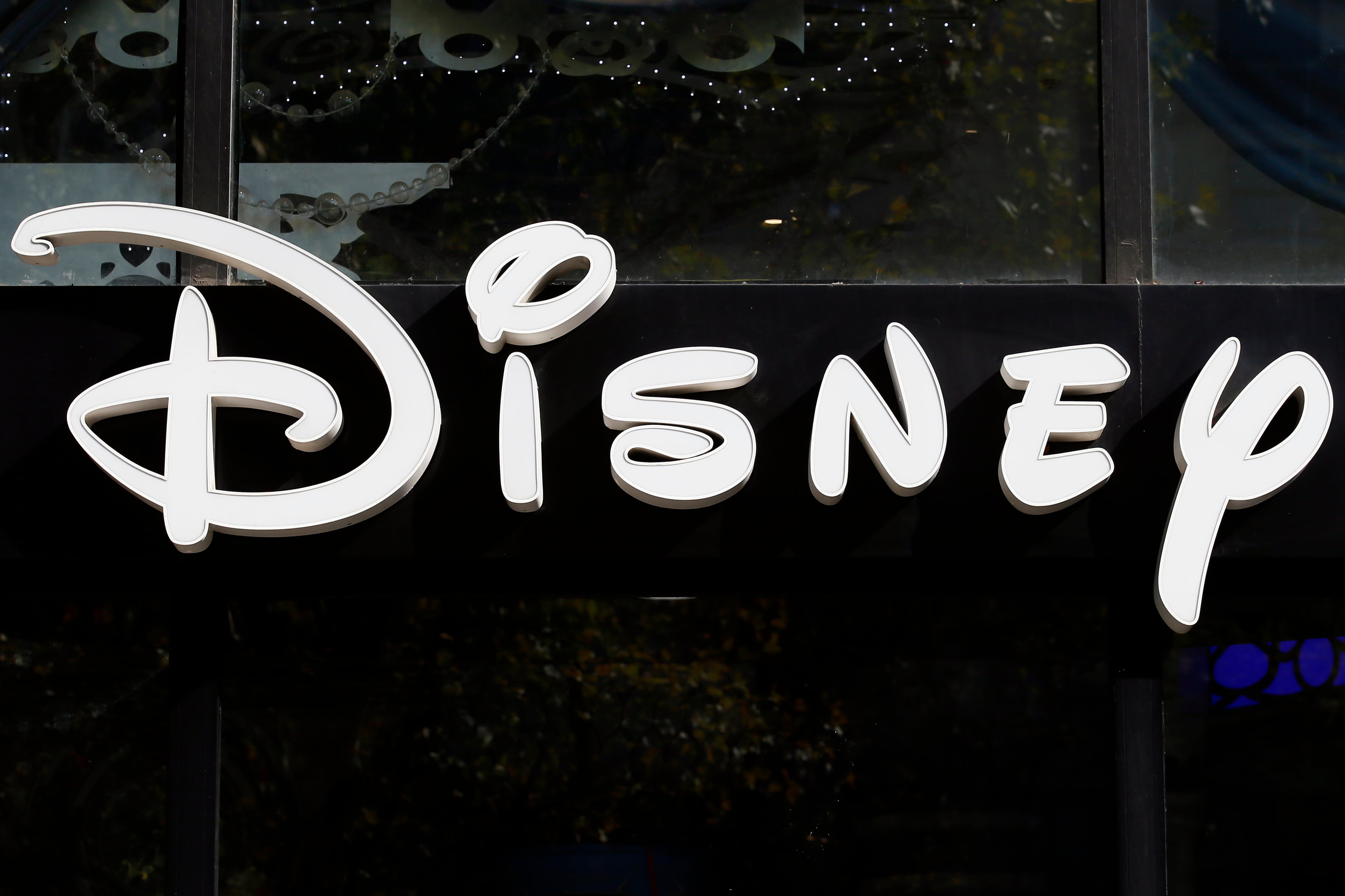 El acuerdo entre Disney y OpenAI se extiende por tres años e incluye una inversión de 1000 millones de dólares por parte de la compañía de entretenimiento